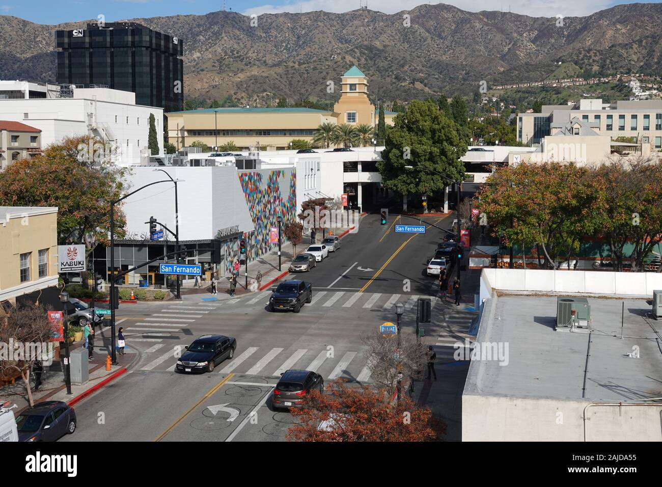 Burbank, CA / STATI UNITI D'AMERICA - Dicembre 30, 2019: strade e imprese del centro città sono visti da un posto elevato durante il giorno. Foto Stock