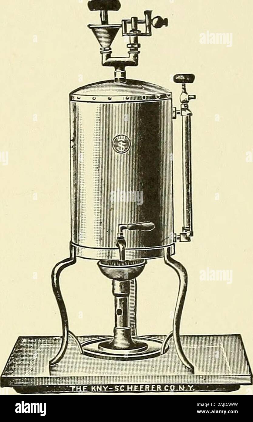 Preparazione e dopo il trattamento in casi operativa .-ito casi urinaria. L'appa-ratus sterilizza l'acqua abso-lutely ed è costruito per con-stand pressione di 50 libbre per pollice thesquare. Per riempire l'acqua ispoured nell'imbuto e thequantity rilevato sul manometro dell'acqua.Il bruciatore al di sotto viene poi lightedand l'acqua riscaldata fino a quando i problemi di vapore dall'imbuto, quando la valvola è avvitata verso il basso. Suffi-ciente pressione vapore verrà quindi generato per soffiare valvewhich di sicurezza è impostata a 15 libbre o 250° F. Questa temperatura è principale-tained da quindici a venti minuti di assoluta sterilizatio Foto Stock