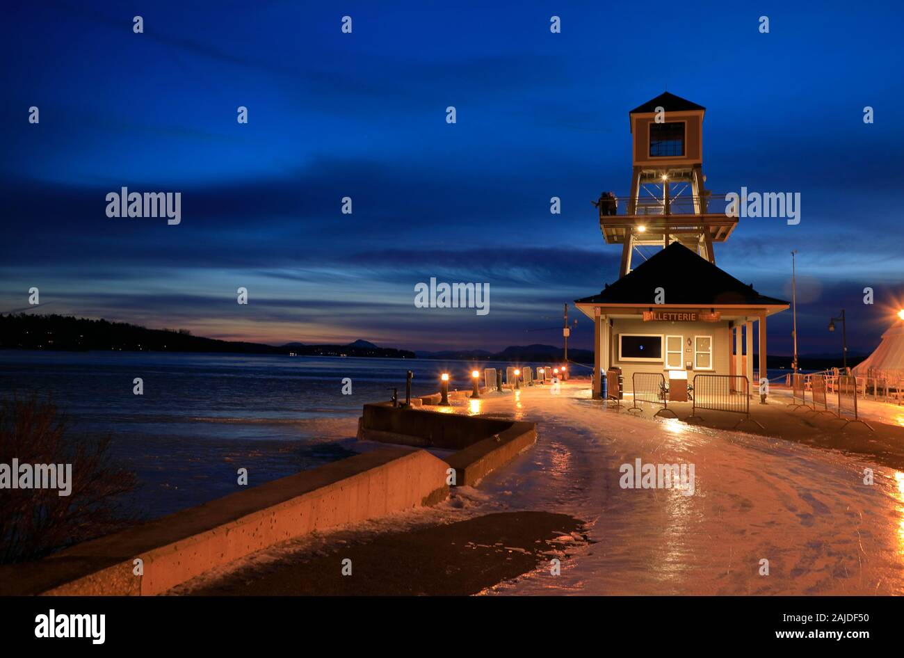 La vista notturna della torre di guardia sul lago Memphremagog nel Pointe-Merry Park. Magog.Eastern Township.Quebec.Canada Foto Stock