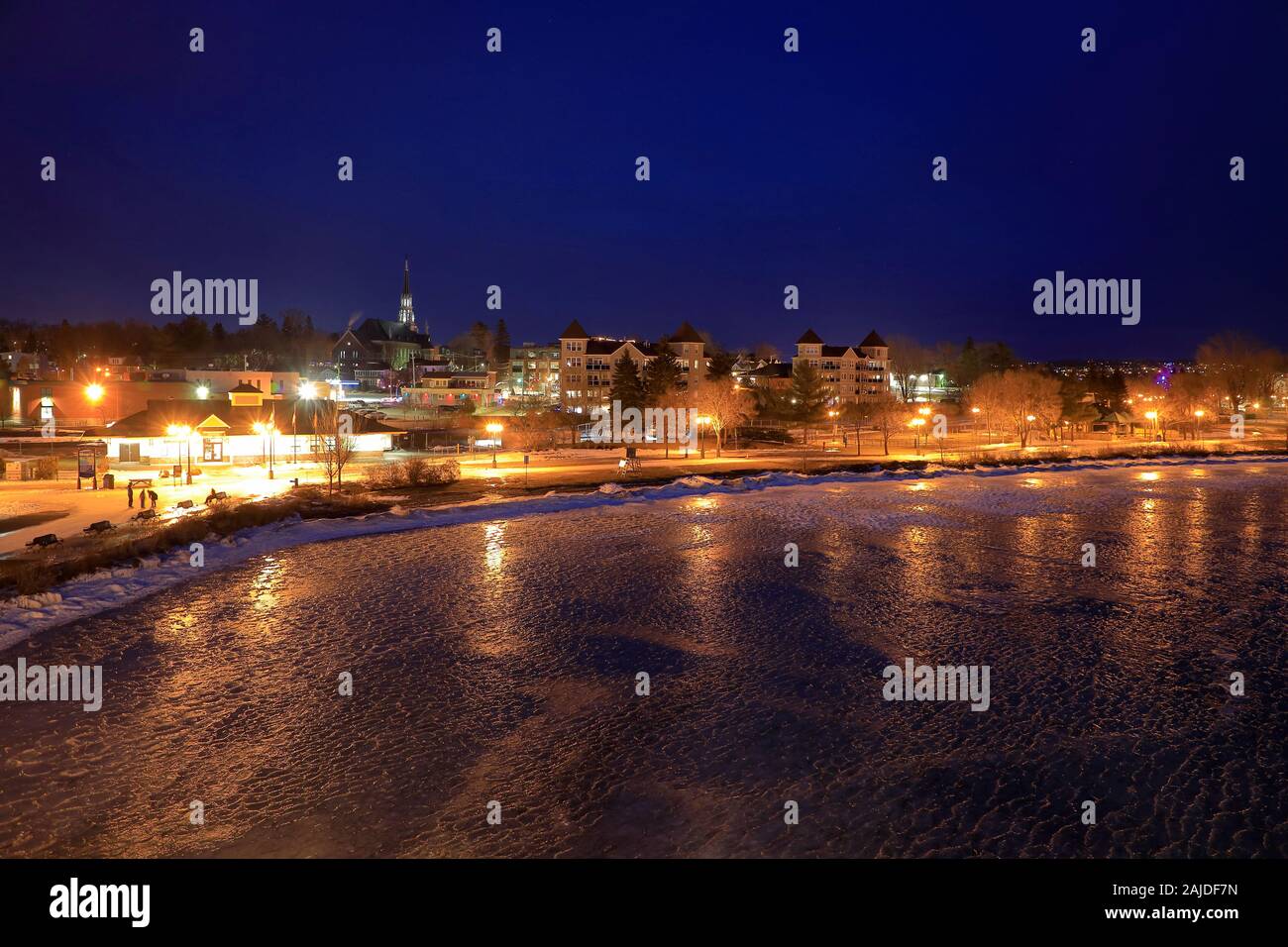 Vista notturna della città di Magog con il lago Memphremagog in primo piano.Eastern Township.Quebec.Canada Foto Stock