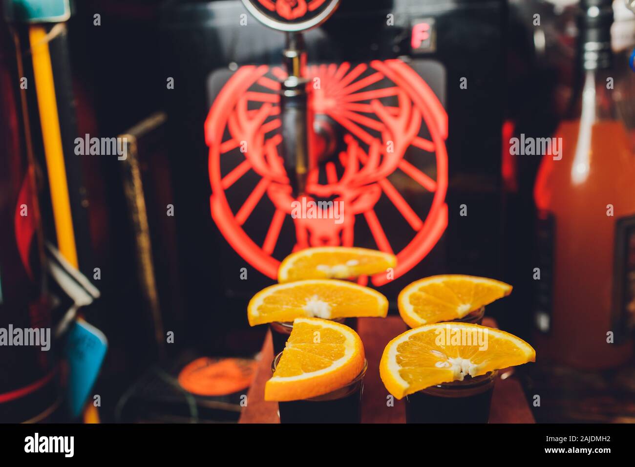 Ufa, Russia, HARAT'S PUB, 15 Novembre, 2018: Jagermeister alcol bevande nel bar. Il barista versa un bicchiere Foto Stock