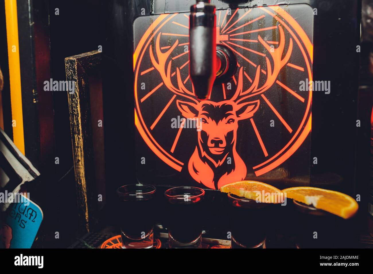 Ufa, Russia, HARAT'S PUB, 15 Novembre, 2018: Jagermeister alcol bevande nel bar. Il barista versa un bicchiere Foto Stock