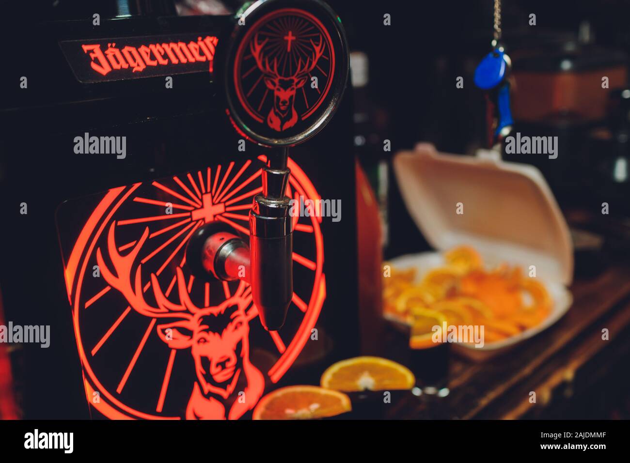 Ufa, Russia, HARAT'S PUB, 15 Novembre, 2018: Jagermeister alcol bevande nel bar. Il barista versa un bicchiere Foto Stock