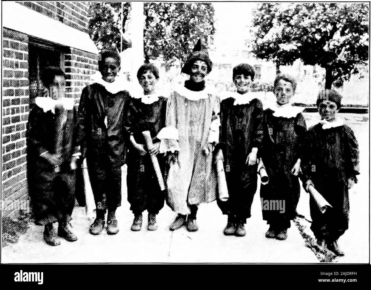 Insegnamento scuola elementare temi . Uljper-grade boys godendo di ballare a Minneapolis, Minn.. Dare ai ragazzi la possibilità di Tralee, N. J. ETICA 491 il lavoro quotidiano della scuola offre molte situazioni ricorrenti,chiamando per prompt, supina obbedienza; e il schoolneeds solo per approfittare di loro. Nel chiamare una classe, inassigning un compito, nel dirigere praticamente ogni attività di theschool, l'insegnante impartisce ordini. Se lei fa questi ordersplain ed equo e le protezioni contro le risposte sbagliate, il habitof obbedienza sarà sicuramente da sviluppare. Un altro esempio è l'abitudine di fair play a Foto Stock