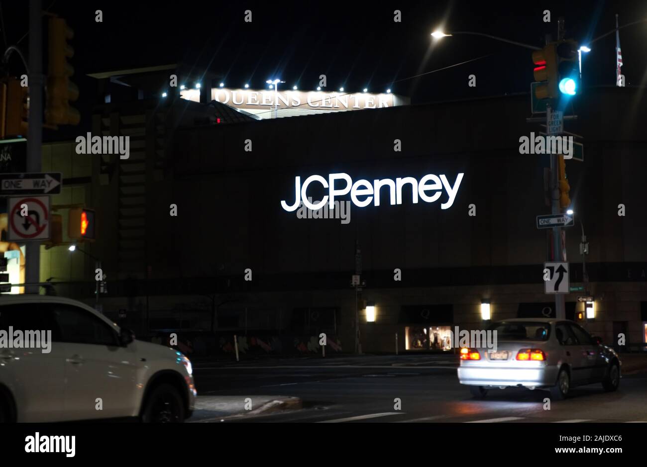 New York City, NY USA. Dic 2019. J C Penny illuminato segno dello store durante la notte come parte del Queens Center Mall in Elmhurst, NY. Foto Stock