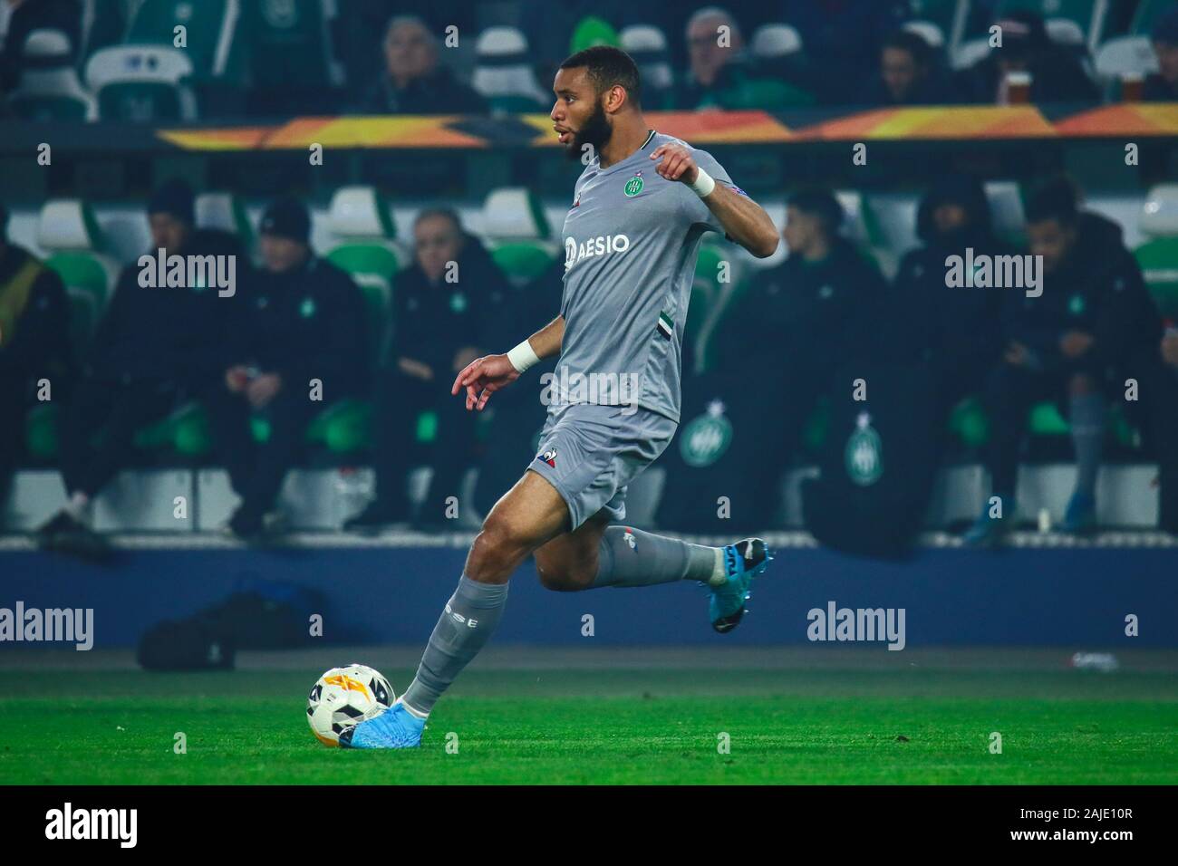 Wolfsburg, Germania, 12 Dicembre 2019: giocatore di football Harold Moukoudi di come Saint-Etienne in azione durante la UEFA Europa League Foto Stock