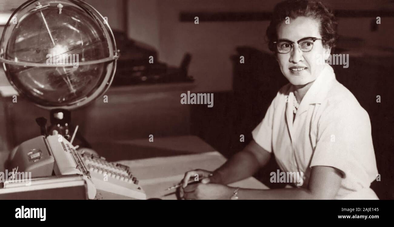 Katherine Johnson, NASA ricerca matematico, alla sua scrivania presso la NASA Langley Research Center con un globo o "celeste del dispositivo di formazione,' nel 1962. Foto Stock