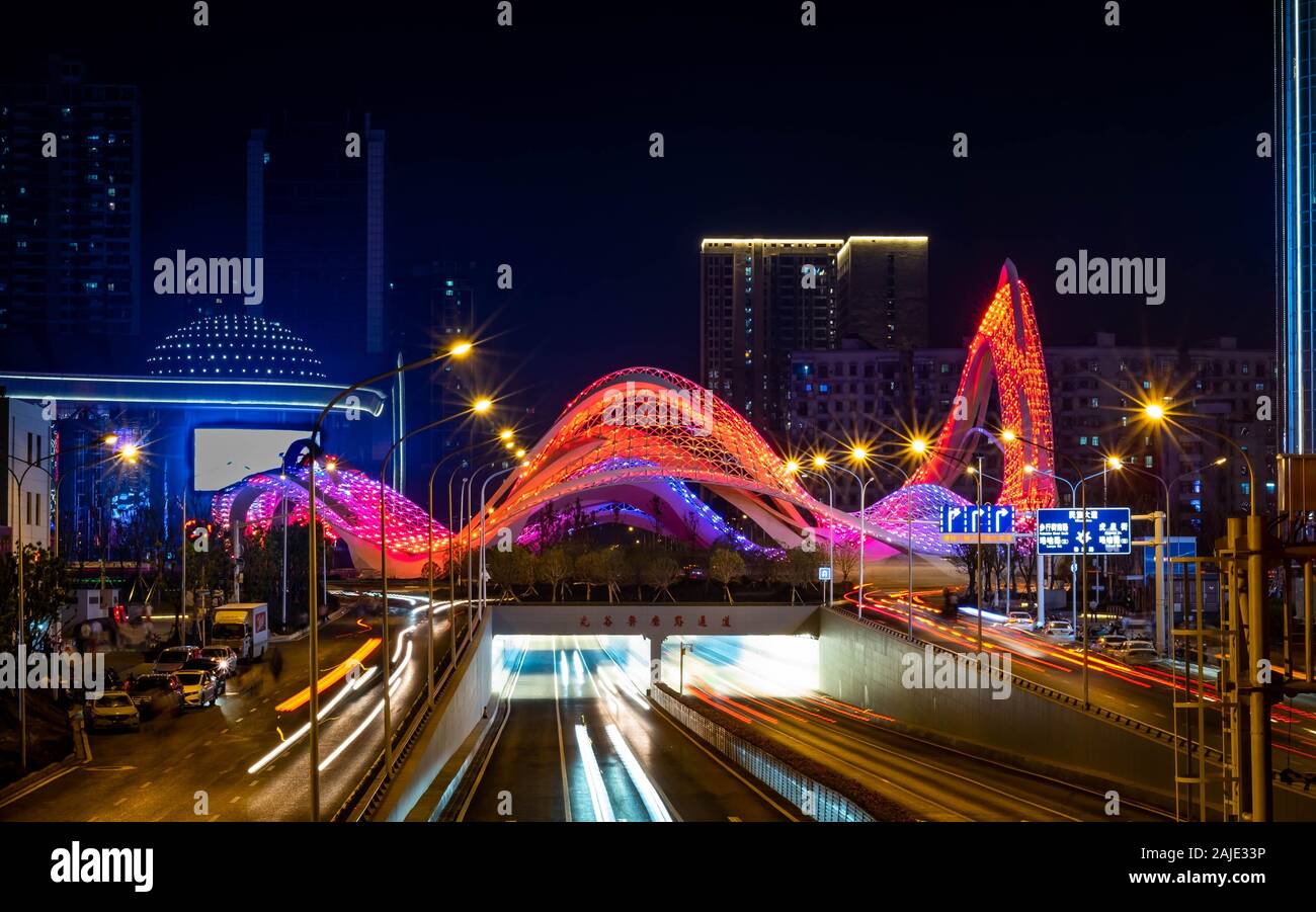 WUHAN, HUBEI/ CINA - NOV 20 2019: la notte cityscape di ottica Valley, Wuhan, questo qui è il centro del quartiere finanziario. Si trova presso la CE Foto Stock