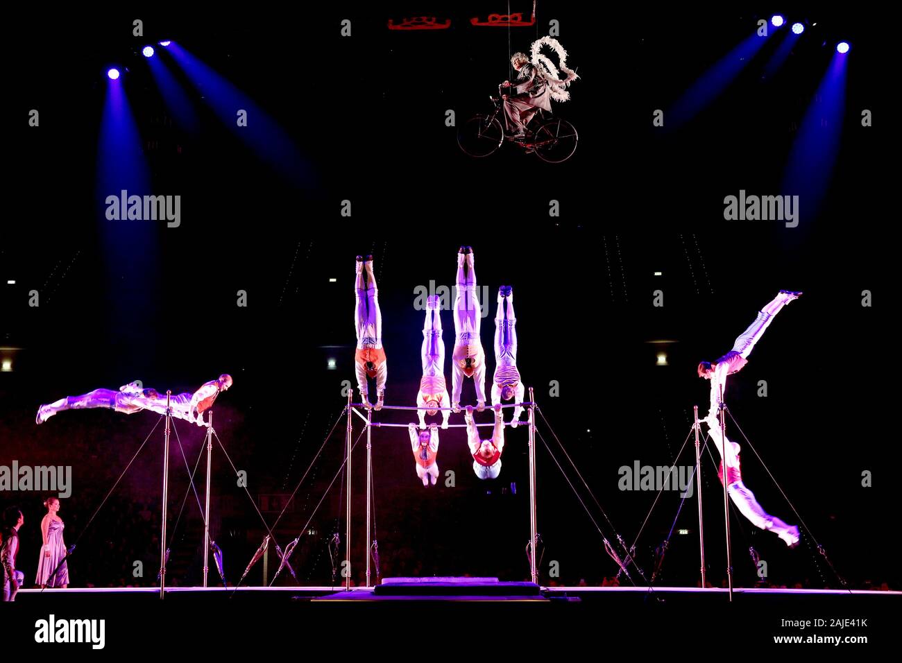 Lisbona, Portogallo. 4 gennaio, 2020. Artisti eseguono durante la premiere del Cirque Du Soleil Ã¢â'¬Å"CorteoÃ¢â'¬Â mostrano, a Lisbona, in Portogallo il 3 gennaio 2020. Credito: Pedro Fiuza/ZUMA filo/Alamy Live News Foto Stock