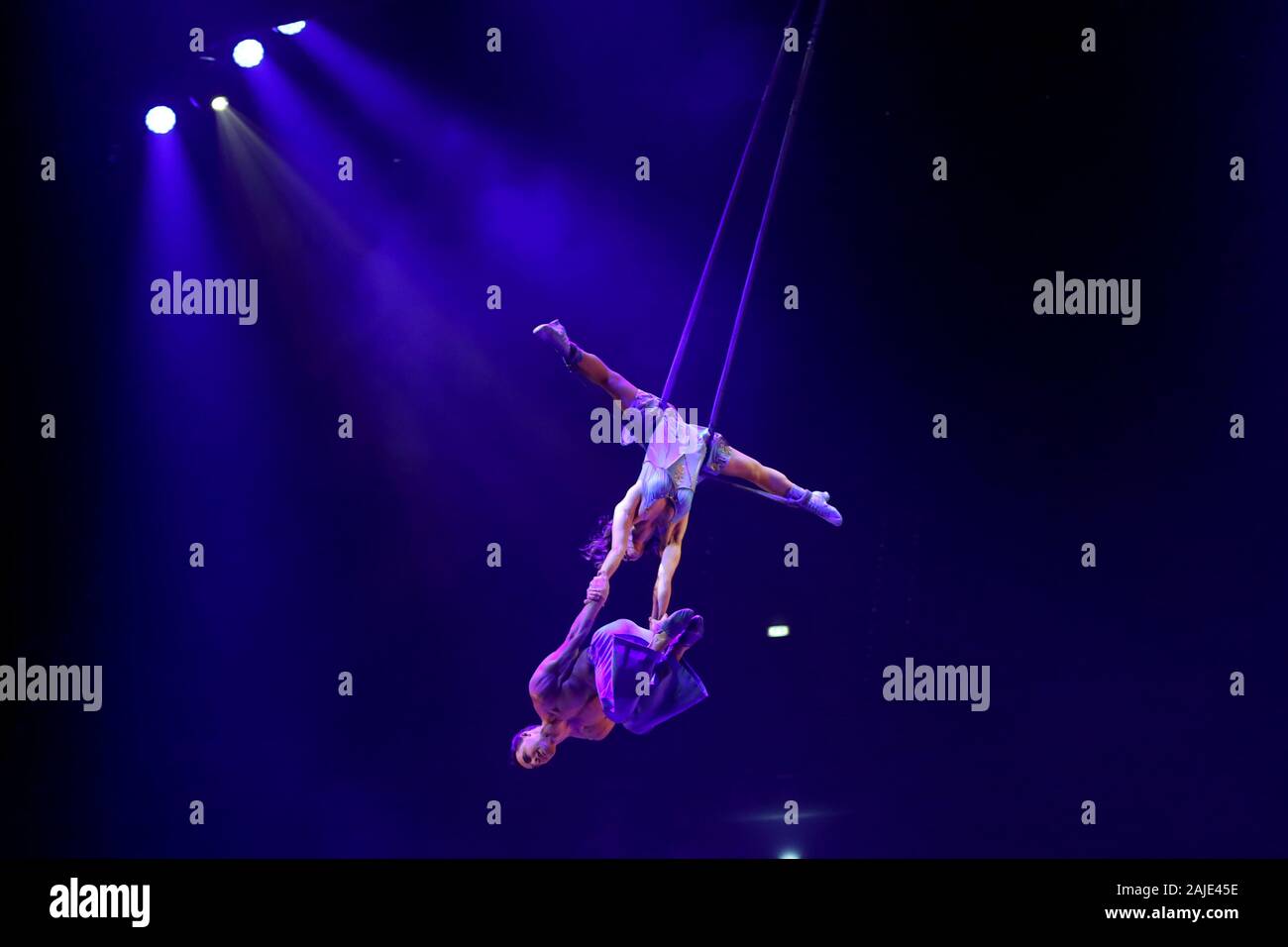 Lisbona, Portogallo. 4 gennaio, 2020. Artisti eseguono durante la premiere del Cirque Du Soleil Ã¢â'¬Å"CorteoÃ¢â'¬Â mostrano, a Lisbona, in Portogallo il 3 gennaio 2020. Credito: Pedro Fiuza/ZUMA filo/Alamy Live News Foto Stock