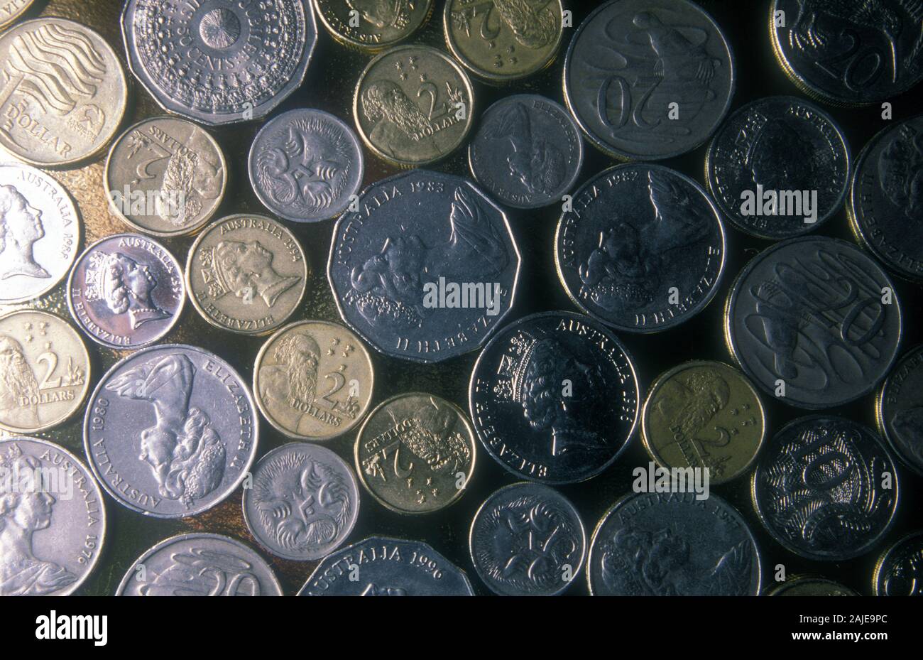 MONETE AUSTRALIANE assortite (monete da 5 centesimi, 10 centesimi, 50 centesimi da 1 dollaro E 2 dollari) Foto Stock