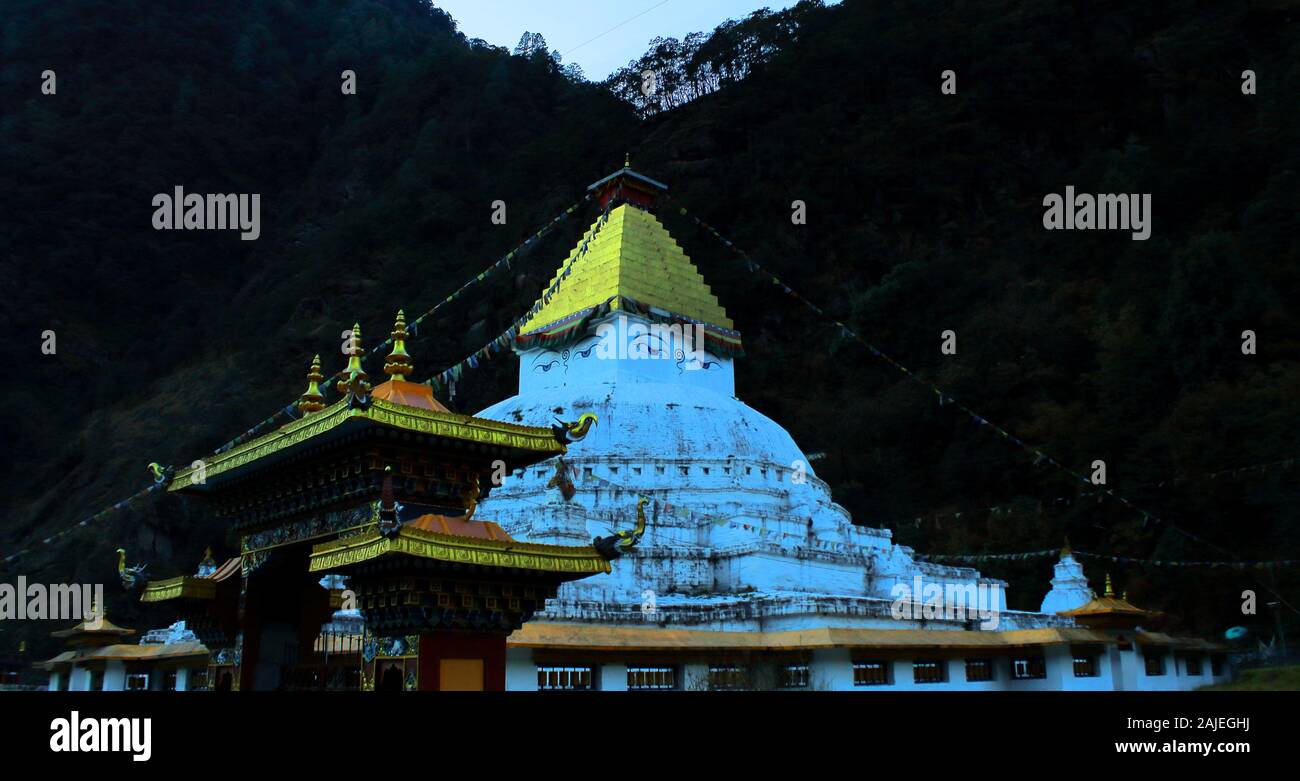 bella e famosa gorsam chorten a zemithang, ai piedi dell'himalaya nel distretto di tawang, arunachal pradesh in india Foto Stock