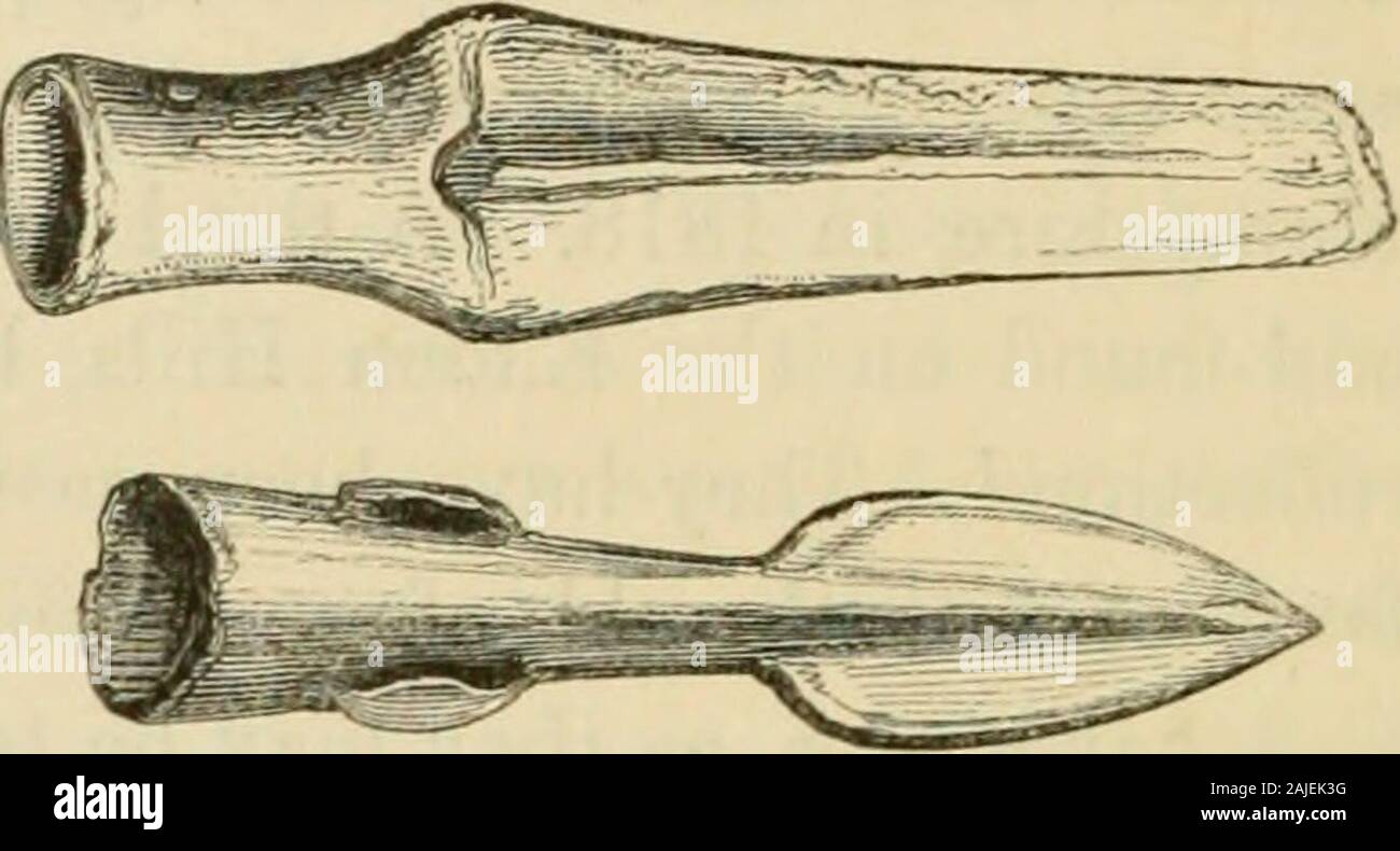 L'archeologia preistorica e annali della Scozia . Diversi sono incisi in Gordons Itinerarium Septentrionale, {L.piastre e LI.), dalla collezione di Sir John Clerk di Penicuick, ch.-ing alcune interessanti varietà. Uno, di molto scortese forma. e cuiè autore del corso stili, romana è stata trovata sotto un tumulo in Gallo-modo. Un altro, curiosamente incise con il Chequers alternativo di diamondshape, è descritto come un hasta pura. Una lancia-testa, decorato nello stesso stile, ma con un modello di difterent, è stata trovata nei pressi di Bilton,Yorkshire, insieme con una quantità di altre armi in bronzo, nel 1848.^ma il Foto Stock