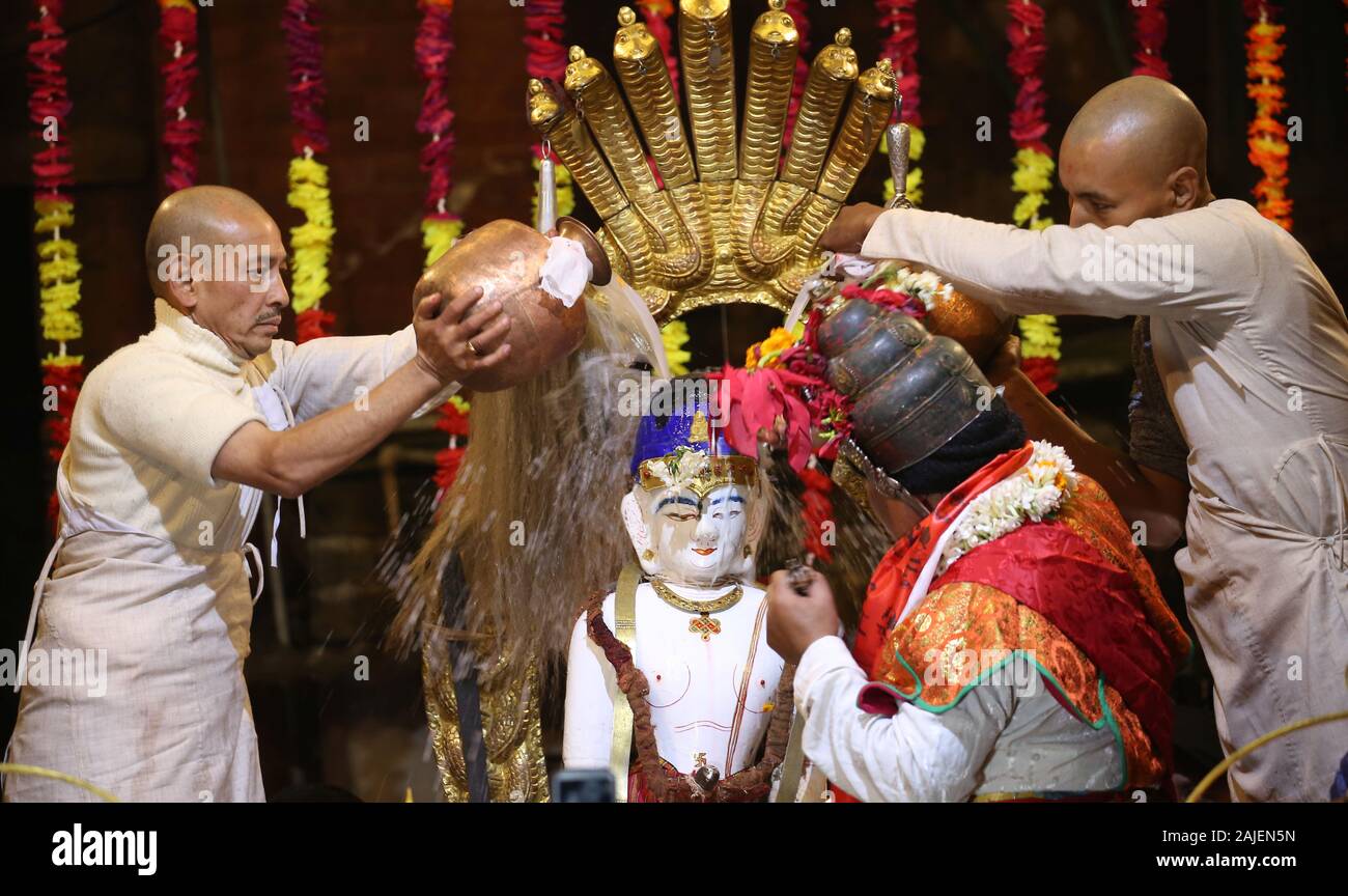 Kathmandu, Nepal. 3 gennaio, 2020. Bagno di sacerdoti un idolo di Seto Machhendranath durante una cerimonia annuale per adorare la divinità di Machhendranath in Kathmandu, capitale del Nepal, Gen 3, 2020. Seto Machhendranath è noto come il dio della pioggia ed entrambi gli induisti e buddisti culto Machhendranath per buona pioggia per prevenire la siccità durante il raccolto di riso stagione. Credito: Sunil Sharma/Xinhua/Alamy Live News Foto Stock