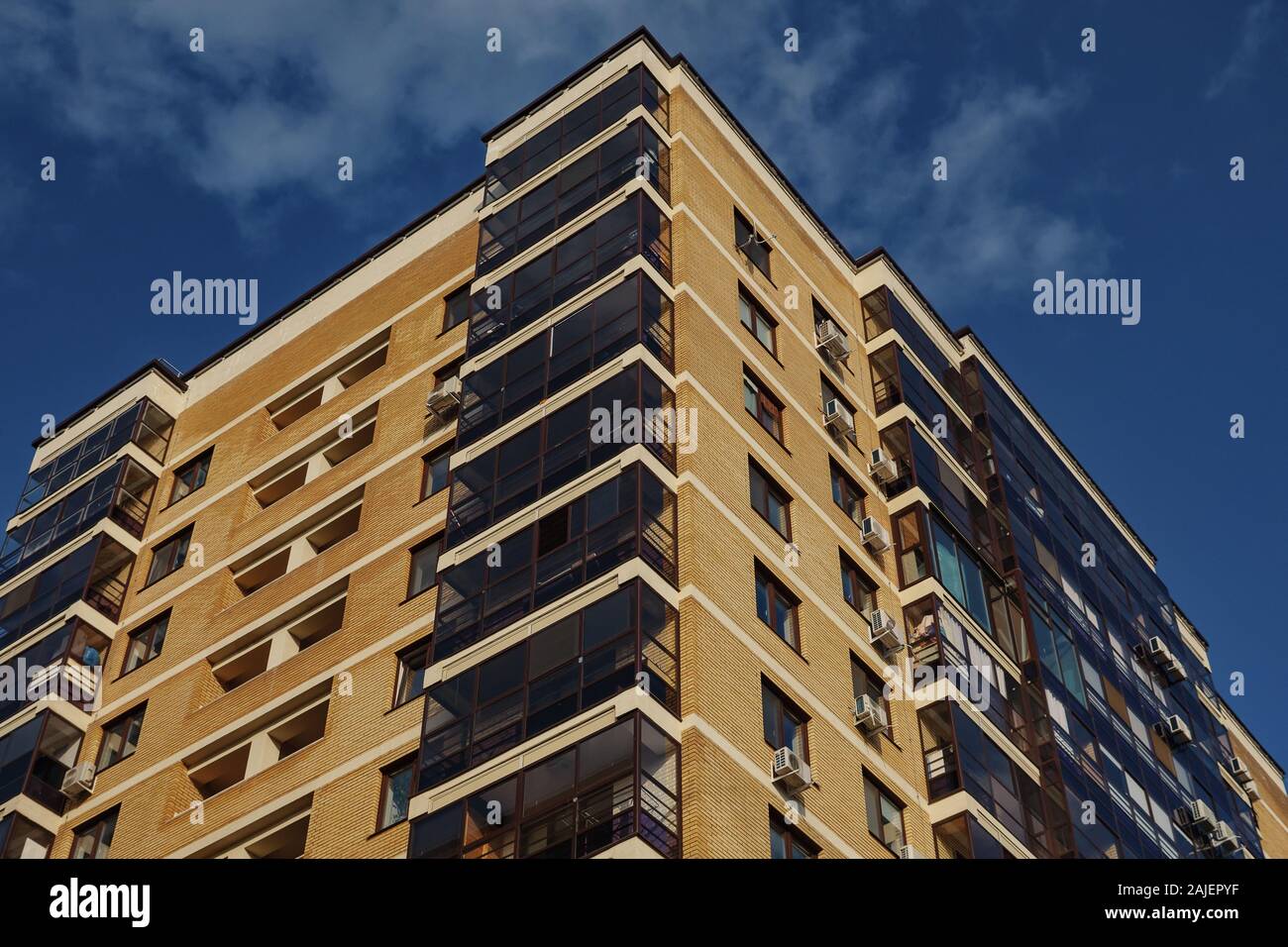 Nuovo Multi-storey casa di mattoni contro un cielo chiaro. Foto Stock