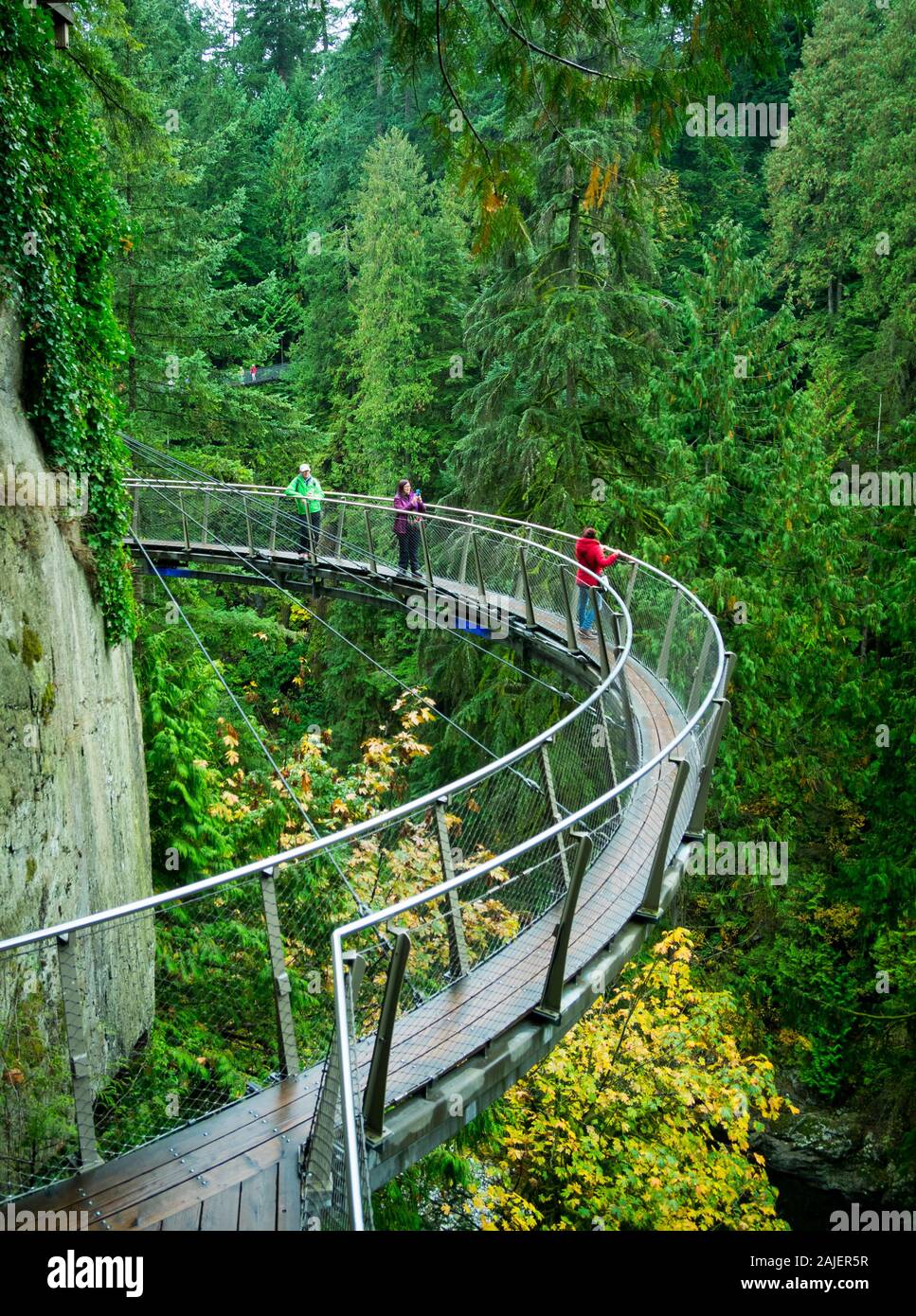 L'attrazione Cliffwalk al Ponte Sospeso di Capilano Park in North Vancouver, British Columbia, Canada Foto Stock