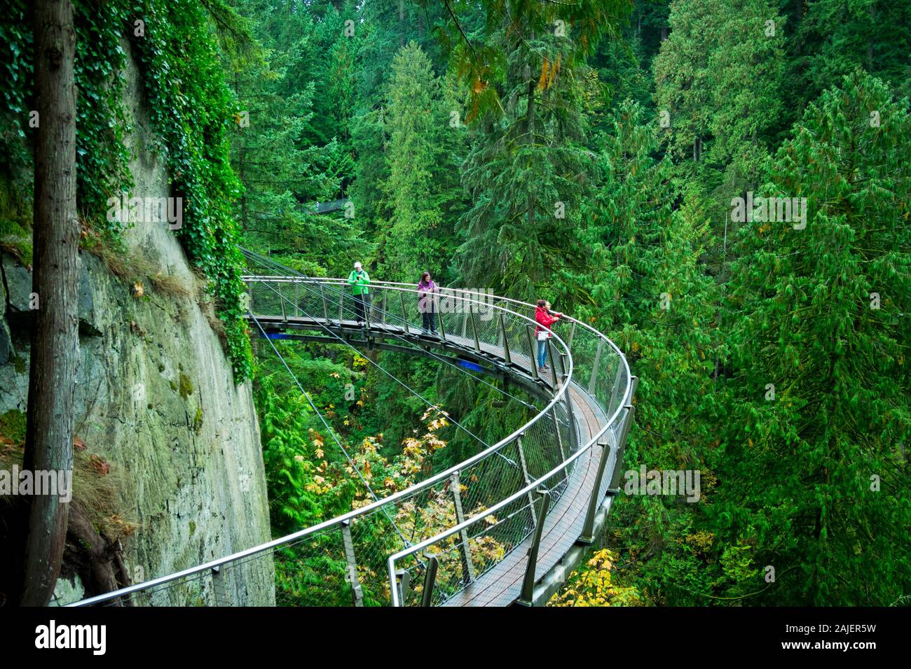 L'attrazione Cliffwalk al Ponte Sospeso di Capilano Park in North Vancouver, British Columbia, Canada Foto Stock