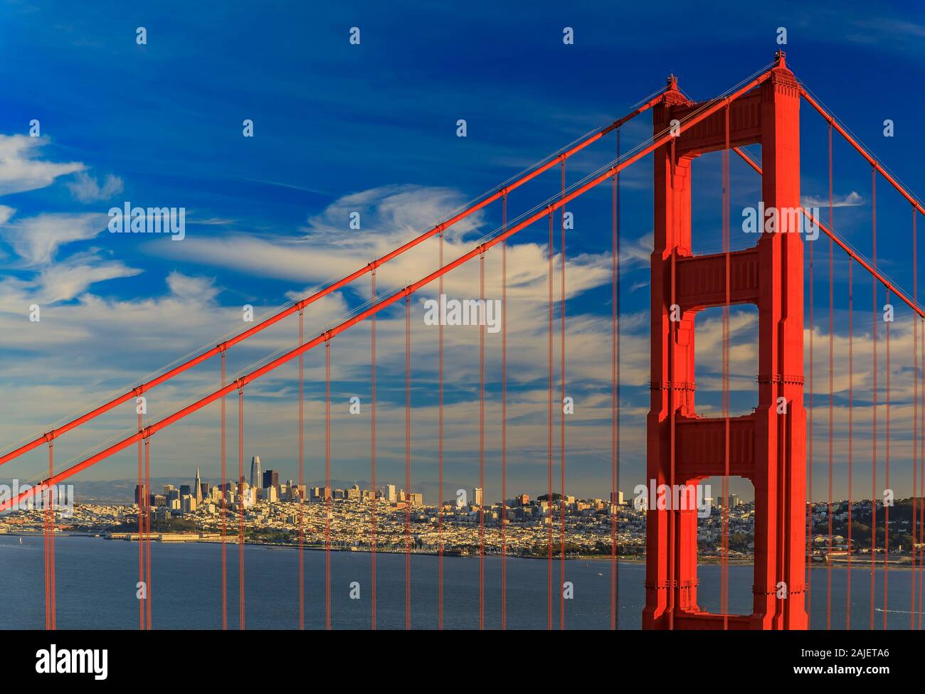Vista della città di San Francisco skyline attraverso le funi di acciaio del famoso Golden Gate bridge visto da Promontori Marin in California Foto Stock