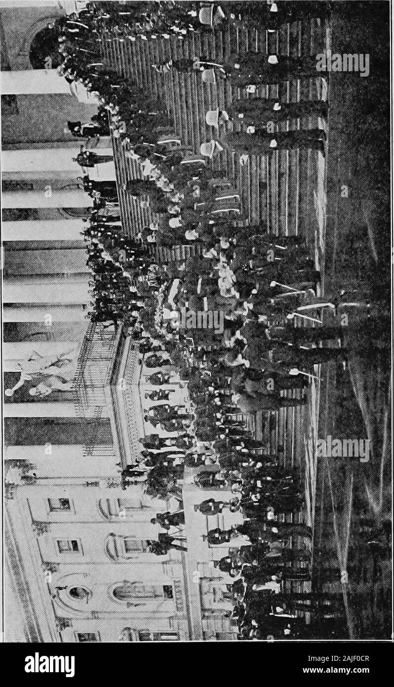 La storia degli Stati Uniti sin dalla prima scoperta dell'America alla fine del 1902 . PANSION [1901 buona da tutti ; è dèi modo ; la sua volontà bedone. La mormorò parole è venuto da hislips, più vicina, Dio mio, a te ; een thoit essere una croce che risuscita me. Alla mattina presto ora di 2,45, Sat-urday, Settembre 14th, il resto whichis più profondo il sonno è venuto a thesufferer. L'autopsia ha rivelato che deathwas a causa di una cancrena dei tessuti in thepath della ferita, il sistema avente failedto riparare le devastazioni del proiettile che hadentered l'addome. Il lunedì mattina successivo, dopo un simplefuneral Foto Stock