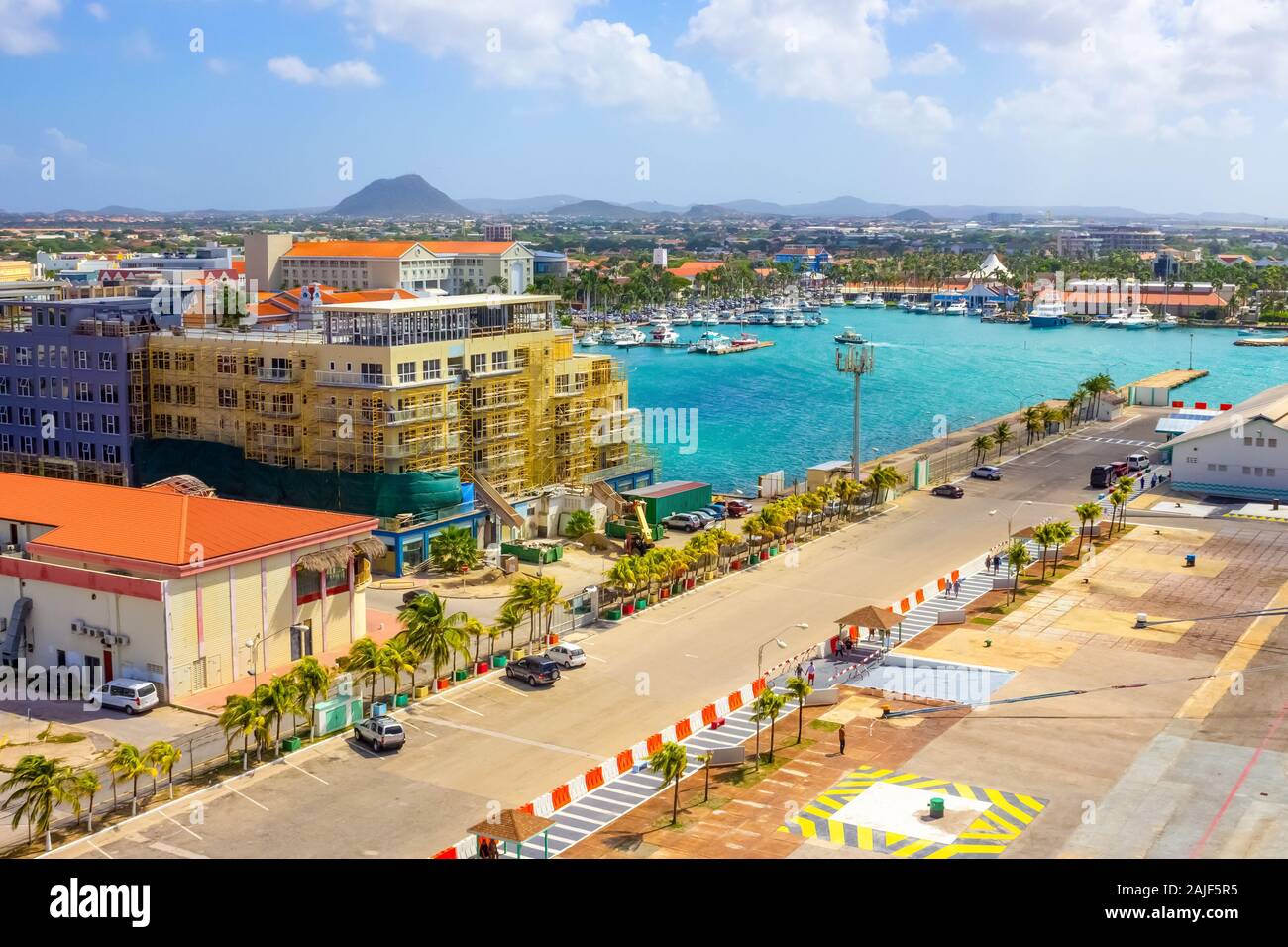 Vista del porto principale su Aruba guardando da una nave da crociera verso il basso sopra la città e barche. Provincia olandese di nome di Oranjestad, Aruba - bella dei Caraibi Foto Stock