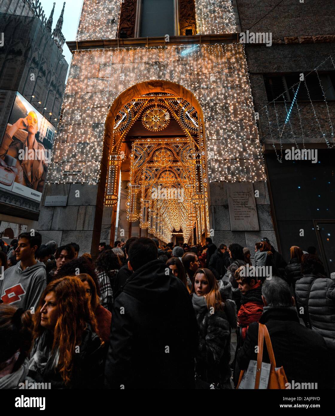 La fotografia notturna di Milano, nel tempo di Natale, luci di "La Rinascente" Foto Stock