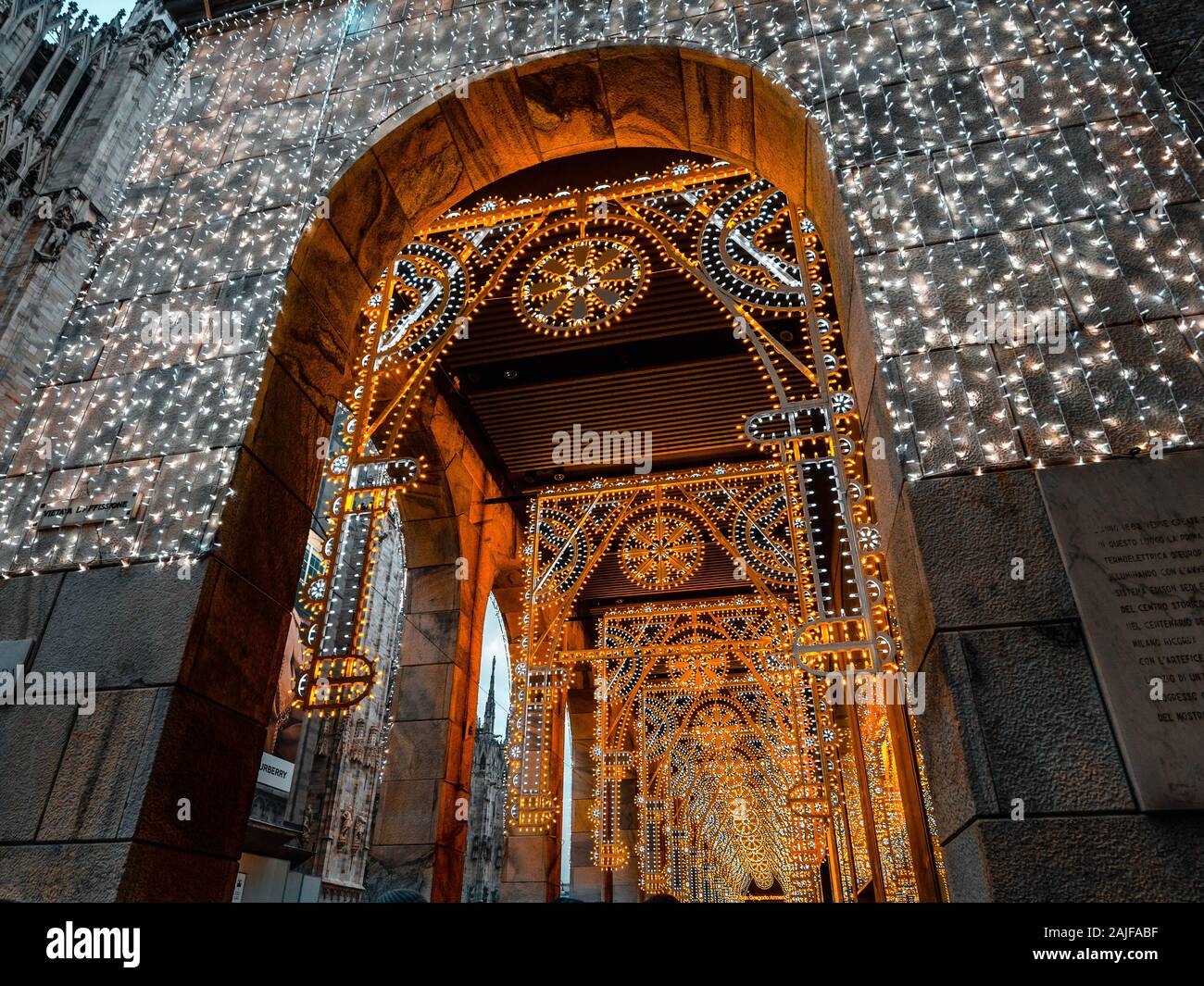 La fotografia notturna di Milano, nel tempo di Natale, luci di "La Rinascente" Foto Stock