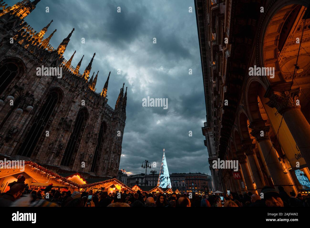La fotografia notturna di Milano, nel tempo di Natale, il Led albero di Natale Foto Stock