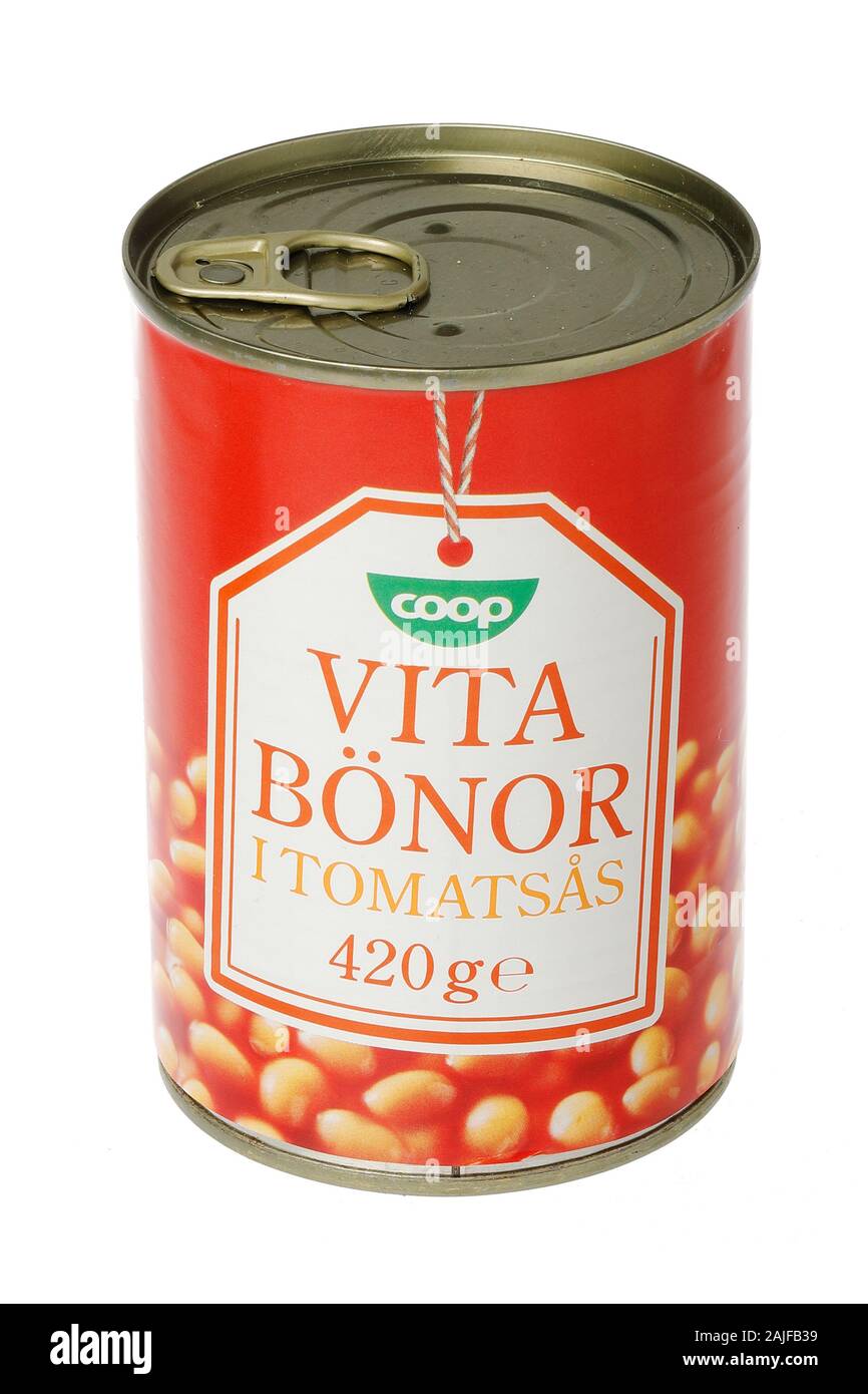 Stoccolma, Svezia - 29 Novembre 2019: un barattolo di latta di Coop fagioli in salsa di pomodoro per il mercato svedese isolati su sfondo bianco. Foto Stock