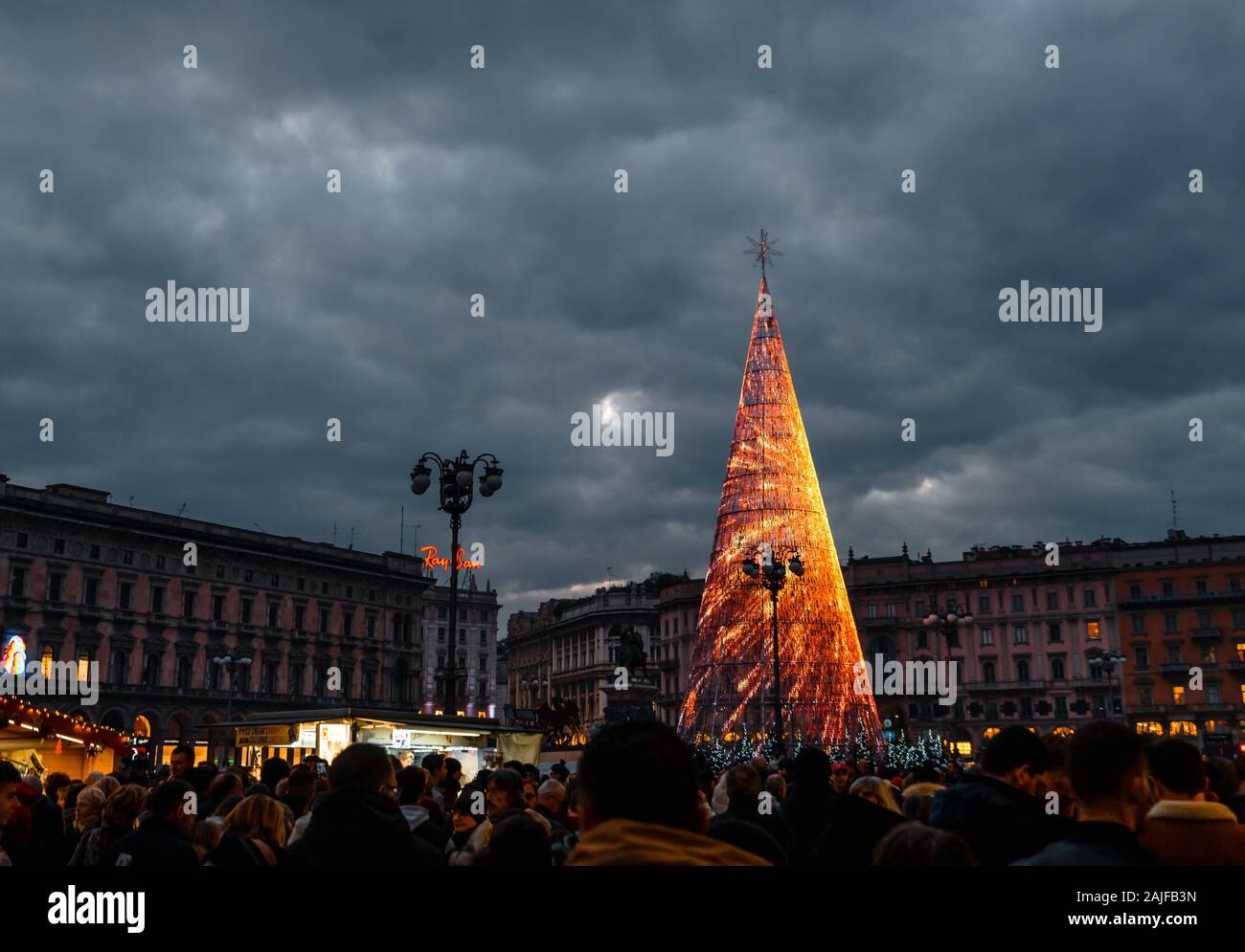 La fotografia notturna di Milano, nel tempo di Natale, il Led albero di Natale Foto Stock