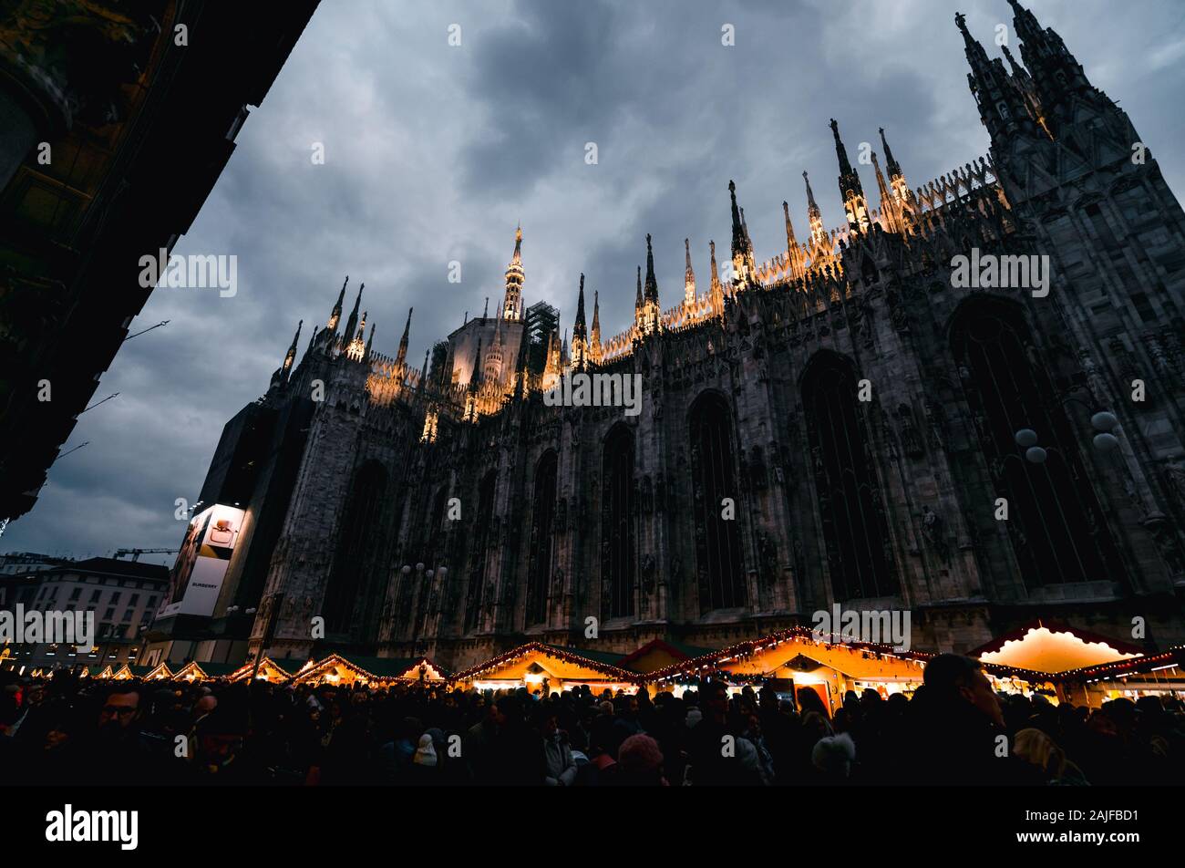La fotografia notturna di Milano, nel tempo di Natale, la cima del duomo con la golden "la Madonnina' e le guglie gotiche Foto Stock