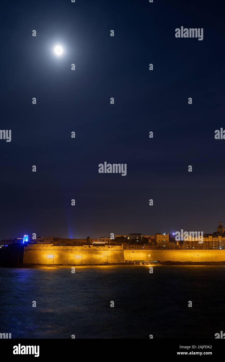 Notte di Luna piena in città vecchia cinta di mura di La Valletta a Malta, un paese insulare nel Mar Mediterraneo. Foto Stock