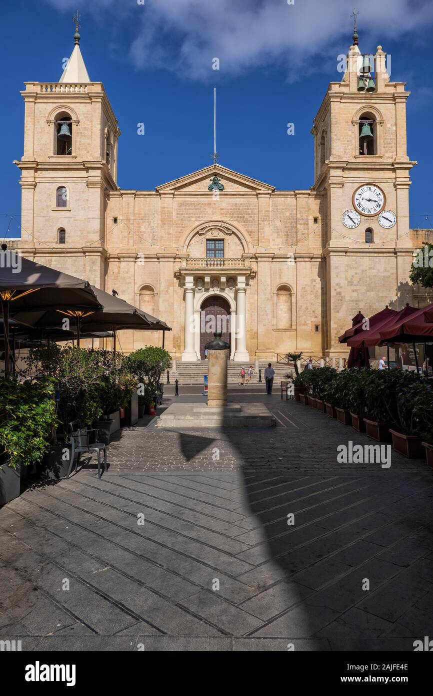 Concattedrale di San Giovanni a Valletta, Malta, la Chiesa Cattedrale di San Giovanni piazza in stile manierista punto di riferimento della città. Foto Stock