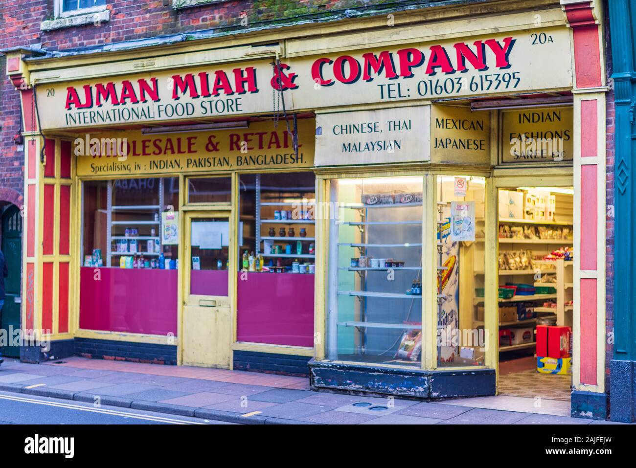 Ajman Miah & Company shop in Norwich. International Food Store Negozio vintage anteriore. Foto Stock