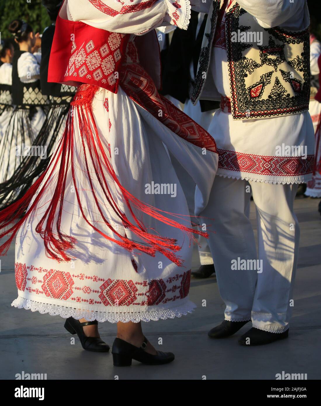 TIMISOARA, Romania- 07. 04.2019 ballerini professionisti del Folklore Timisul Ensemble tenere le mani in una tradizionale danza rumena indossando il tradizionale b Foto Stock