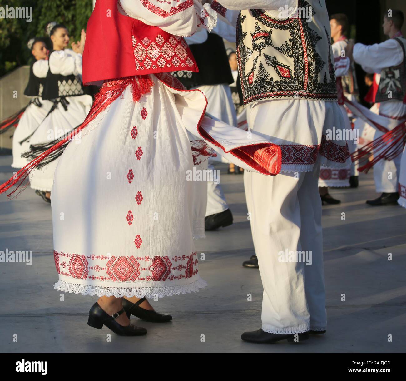 TIMISOARA, Romania- 07. 04.2019 ballerini professionisti del Folklore Timisul Ensemble tenere le mani in una tradizionale danza rumena indossando il tradizionale b Foto Stock