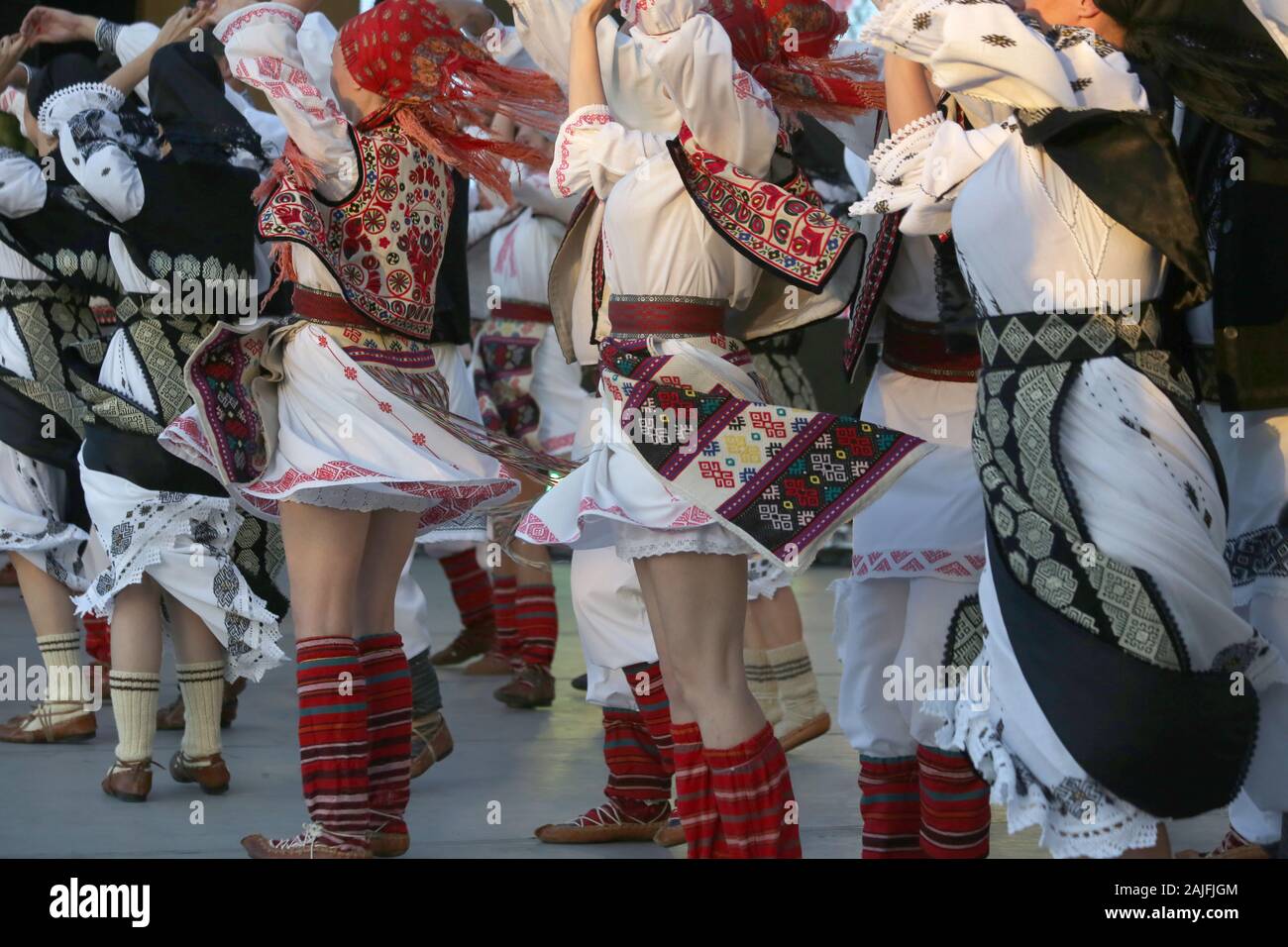 TIMISOARA, Romania- 07. 04.2019 ballerini professionisti del Folklore Timisul Ensemble tenere le mani in una tradizionale danza rumena indossando il tradizionale b Foto Stock