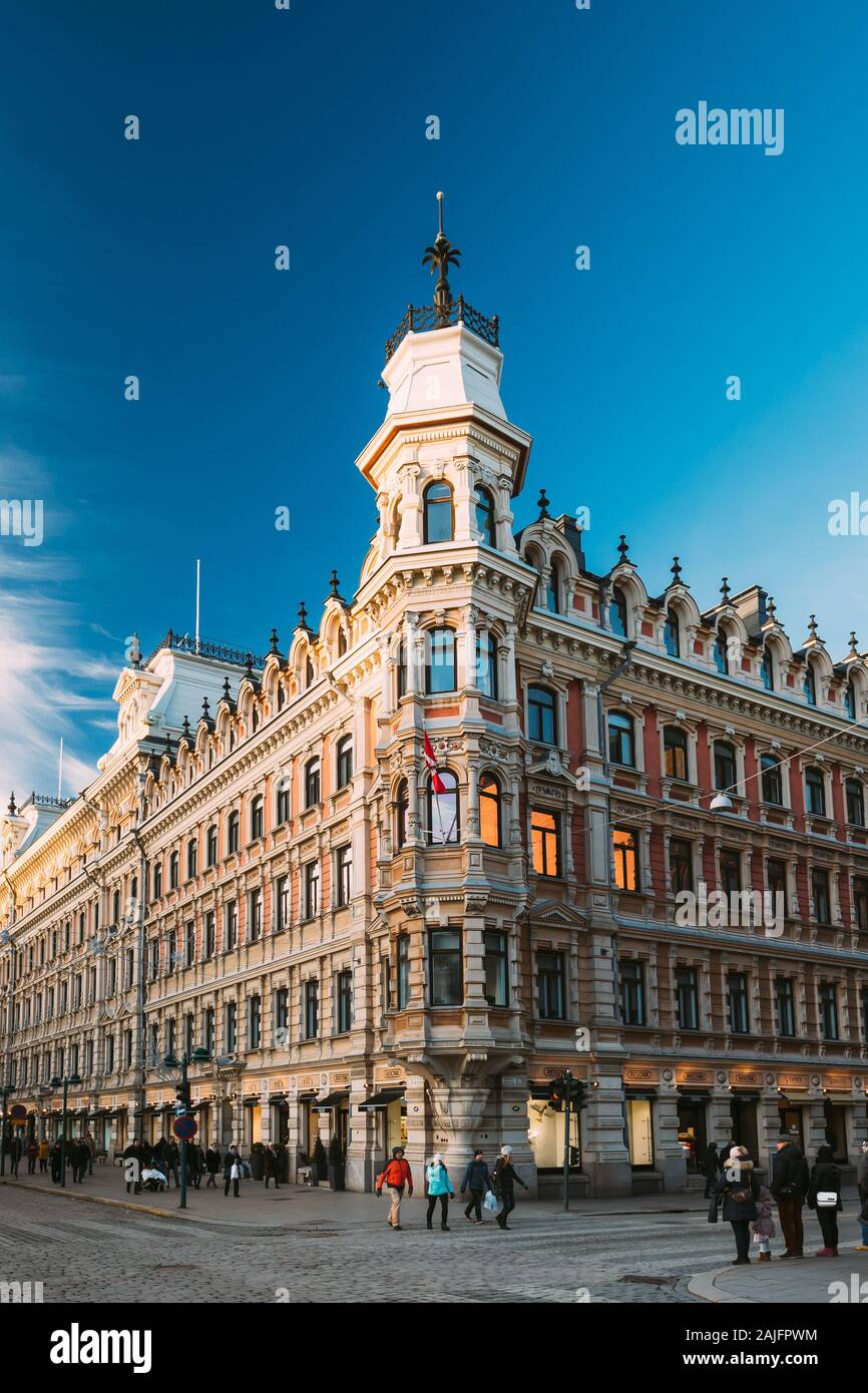 Helsinki, Finlandia - 10 dicembre 2016: Vista di Pohjoisesplanadi Street nel quartiere Kluuvi nella soleggiata giornata invernale. Foto Stock