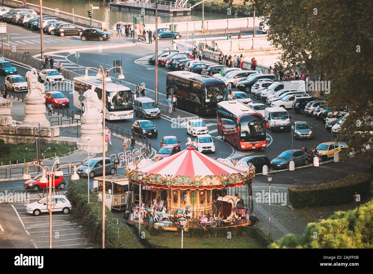 Roma, Italia - 20 Ottobre 2018: Giostra Merry-Go-Round. Sera d'estate in città parco divertimenti. Foto Stock
