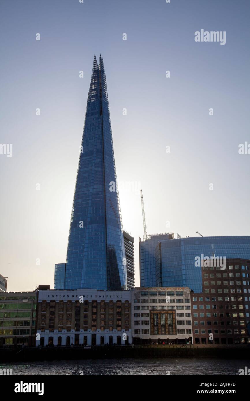 La Shard dalla sponda sud del fiume Tamigi a Londra REGNO UNITO Foto Stock