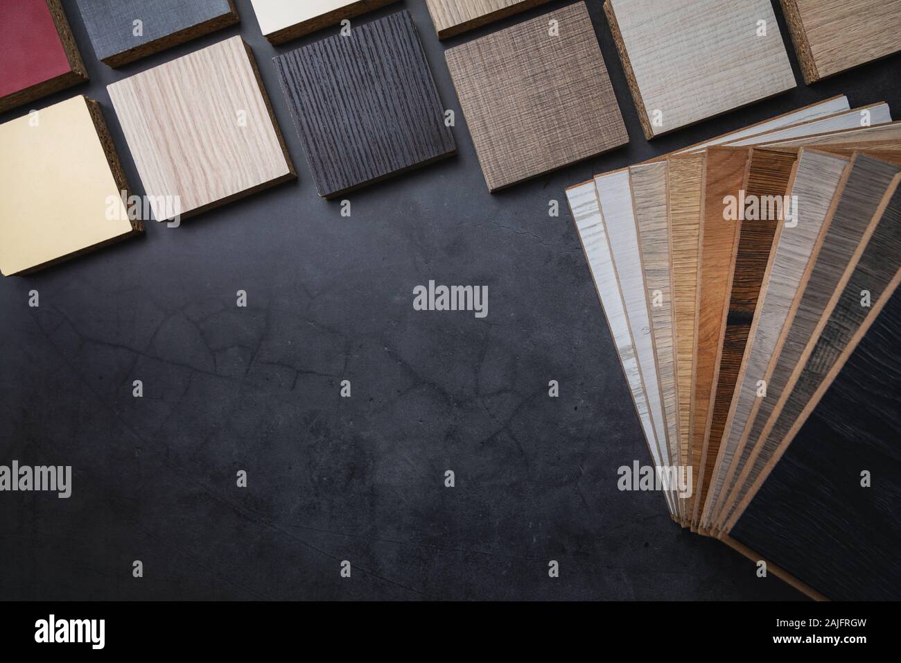 Legno laminato texture mobilio e materiale di pavimentazione campioni su pietra scura con sfondo spazio copia Foto Stock