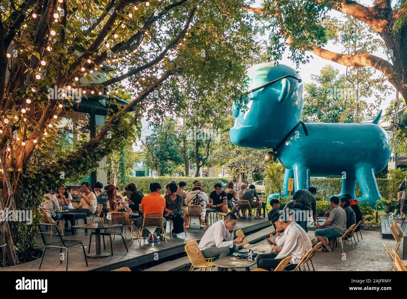 Arte moderna scultura di un uomo cane situato in Iberry Garden Cafe, Chiang Mai, Thailandia Foto Stock