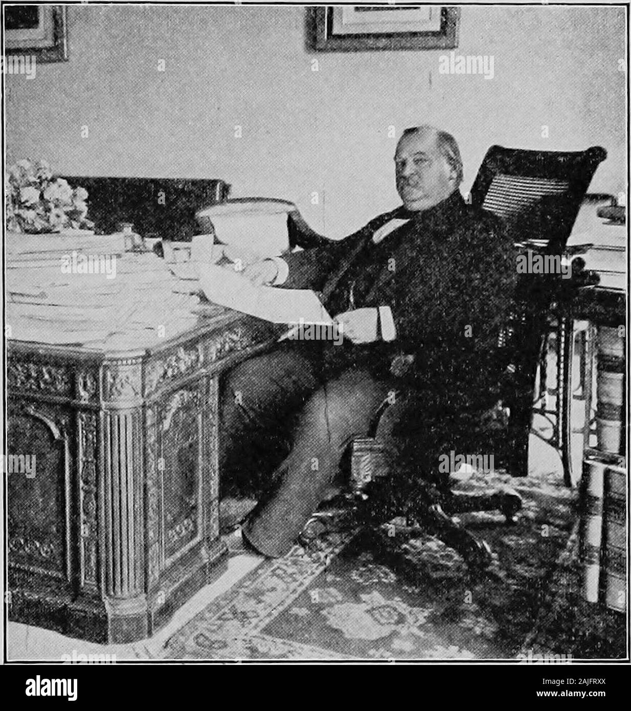 La storia degli Stati Uniti sin dalla prima scoperta dell America al fine di 1902 . e più con-servative fogli prima di buon occhio, thoughsoon adottare essi stessi. Capitolo VII Il sig. CLEVELAND NUOVO PRESIDENTE Nella sessione speciale inizio agosto7, 1893, un Congresso democratico si è riunito sotto aDemocratic Presidente per la prima volta dal1859. I risultati sono stati deludenti. Di-fornito, leaderless, in gran parte a bittervariance con l'amministrazione, la Demo-crats trooped al loro rovesciamento due yearslater. Durante la sua seconda somministrazione Mr.Cleveland notevolmente esteso il meritsystem in Foto Stock