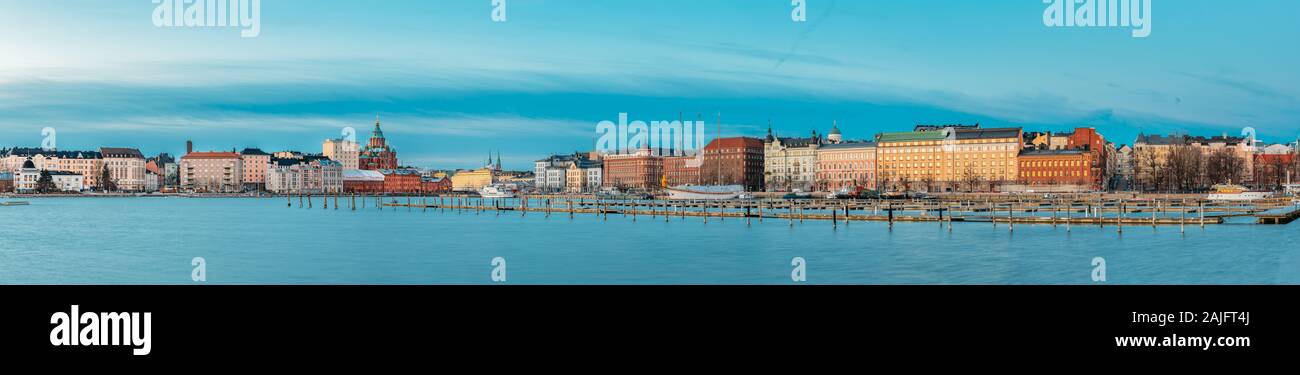 Helsinki, Finlandia - 10 dicembre 2016: vista panoramica di Kanavaranta Street con la Cattedrale Uspenski e Pohjoisranta Street in inverno mattina. Helsink Foto Stock