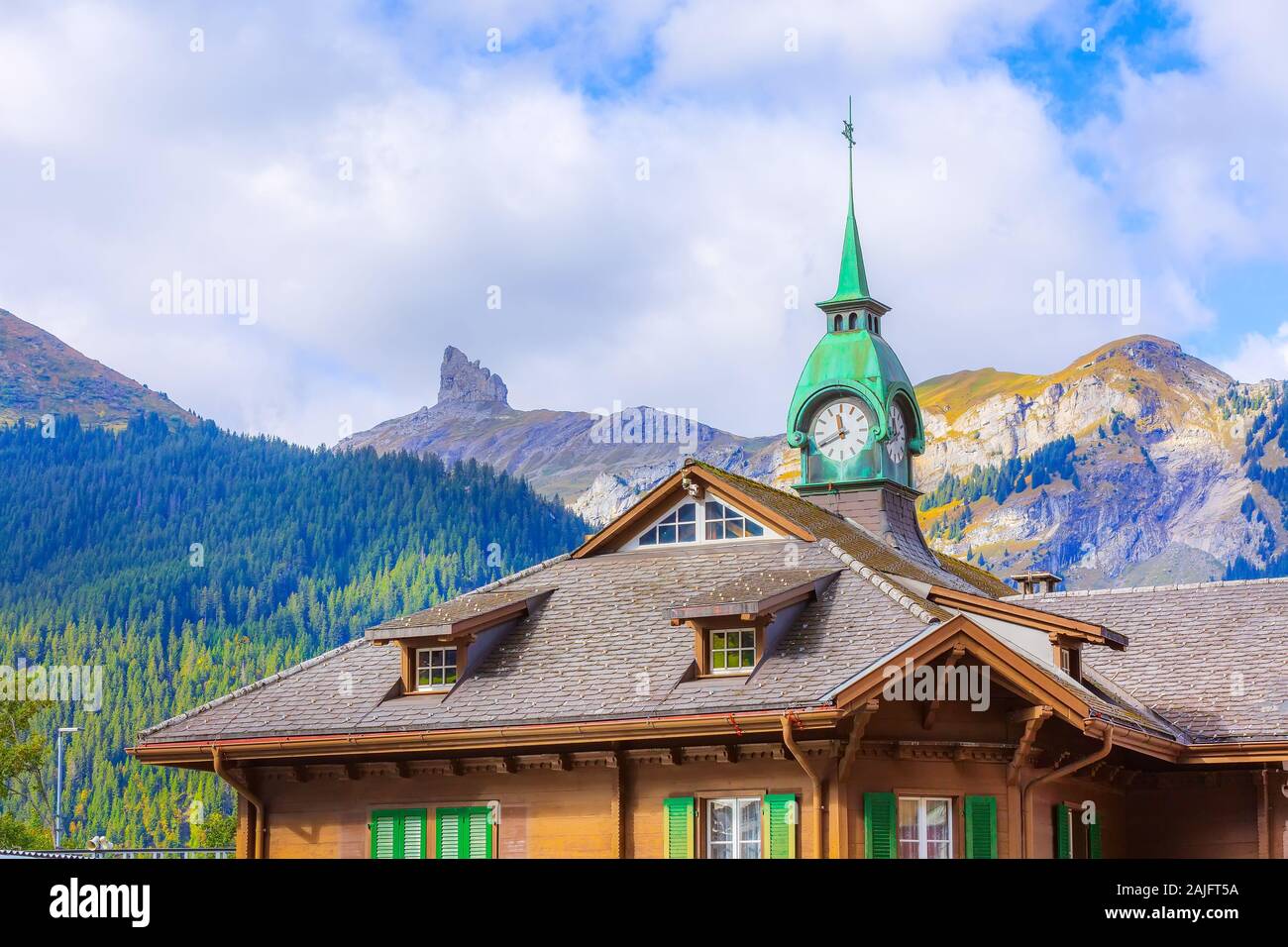 Wengen, Svizzera ferrovia stazione ferroviaria vecchia casa in legno con torre dell'orologio Foto Stock