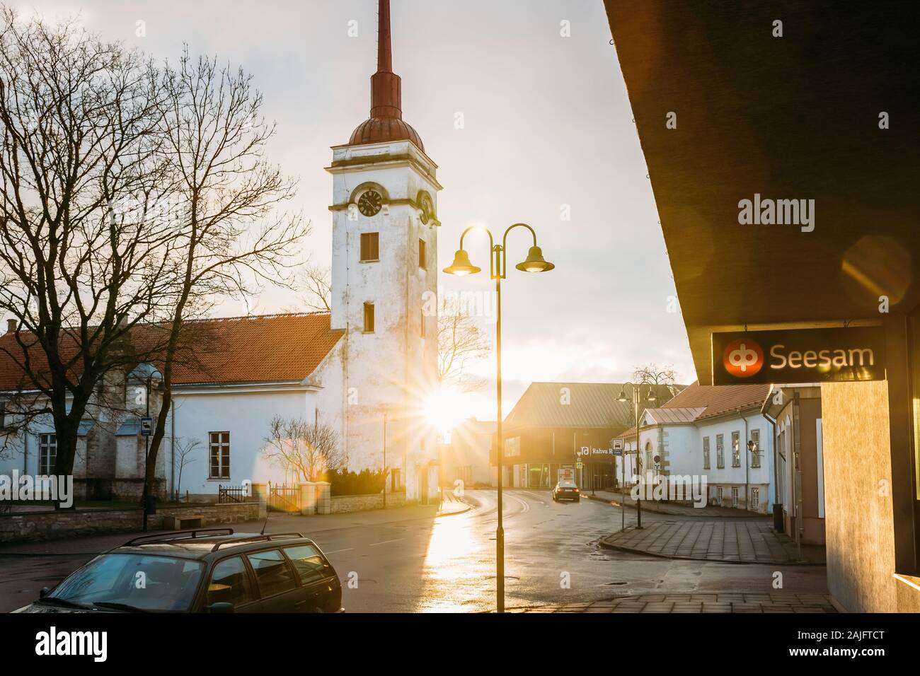 Kuressaare, Estonia - 17 dicembre 2017: Kuressaare chiesa di San Lorenzo in luce del sole all'alba o al tramonto del tempo. Foto Stock