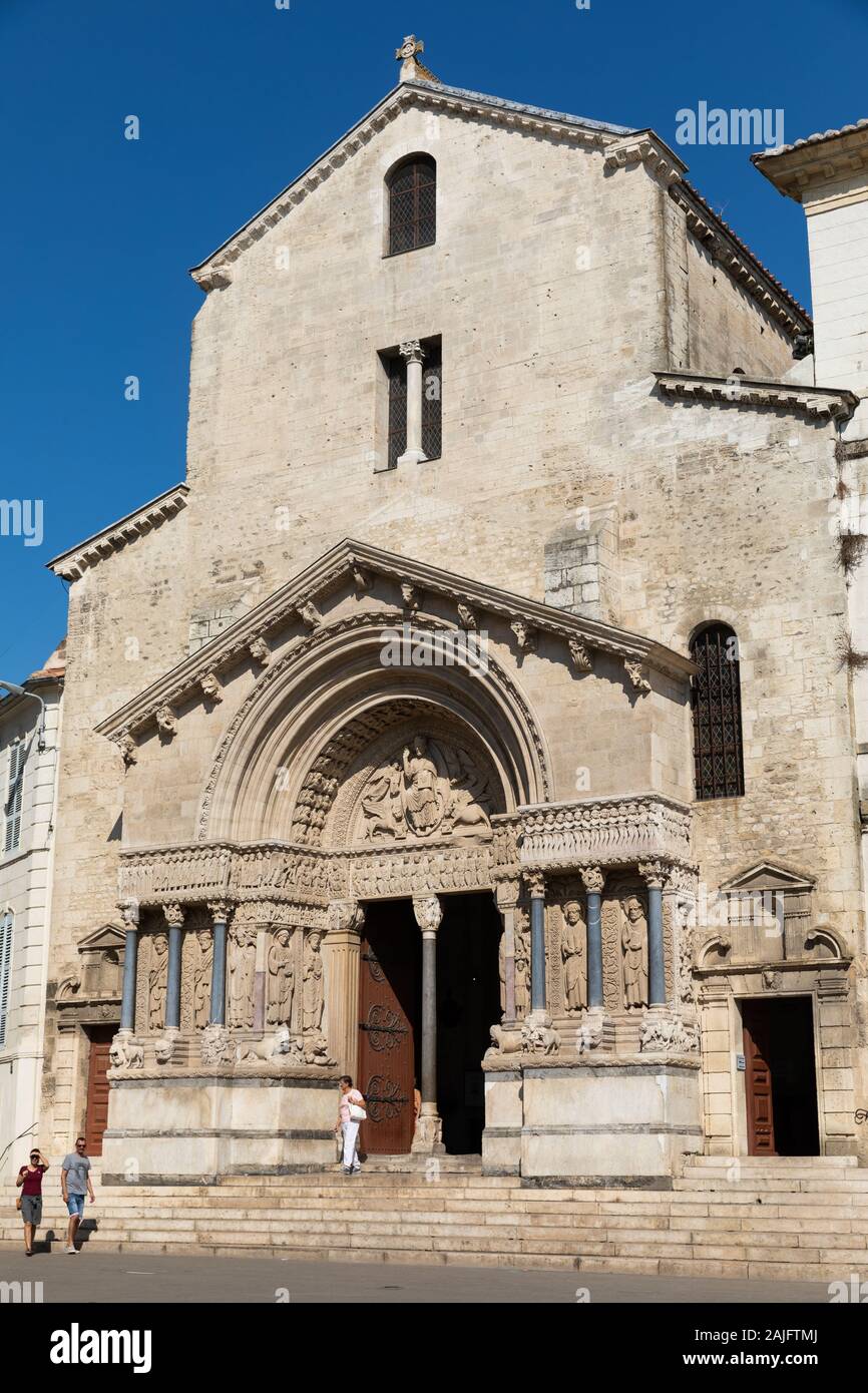 La facciata della chiesa di San Trophime di Arles, Provenza, Francia meridionale Foto Stock