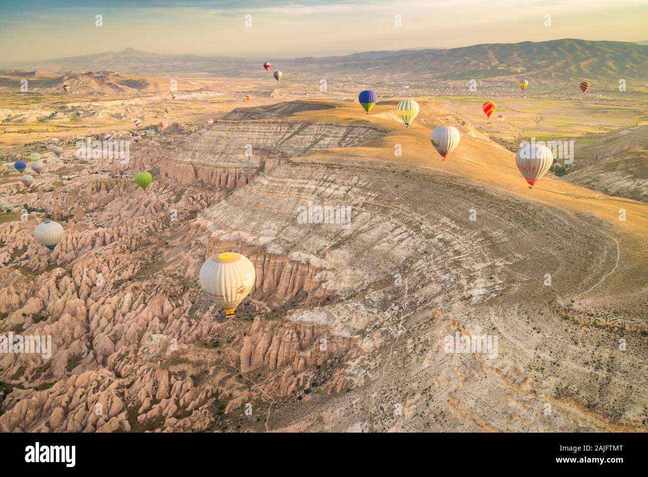 Mongolfiere che volano su una cresta di montagna in Cappadocia, Turchia Foto Stock