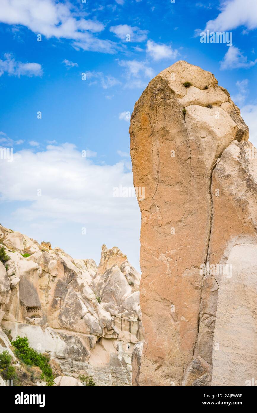 Una colonna di roccia si trova a Goreme Open Air Museum, Cappadocia, Turchia Foto Stock