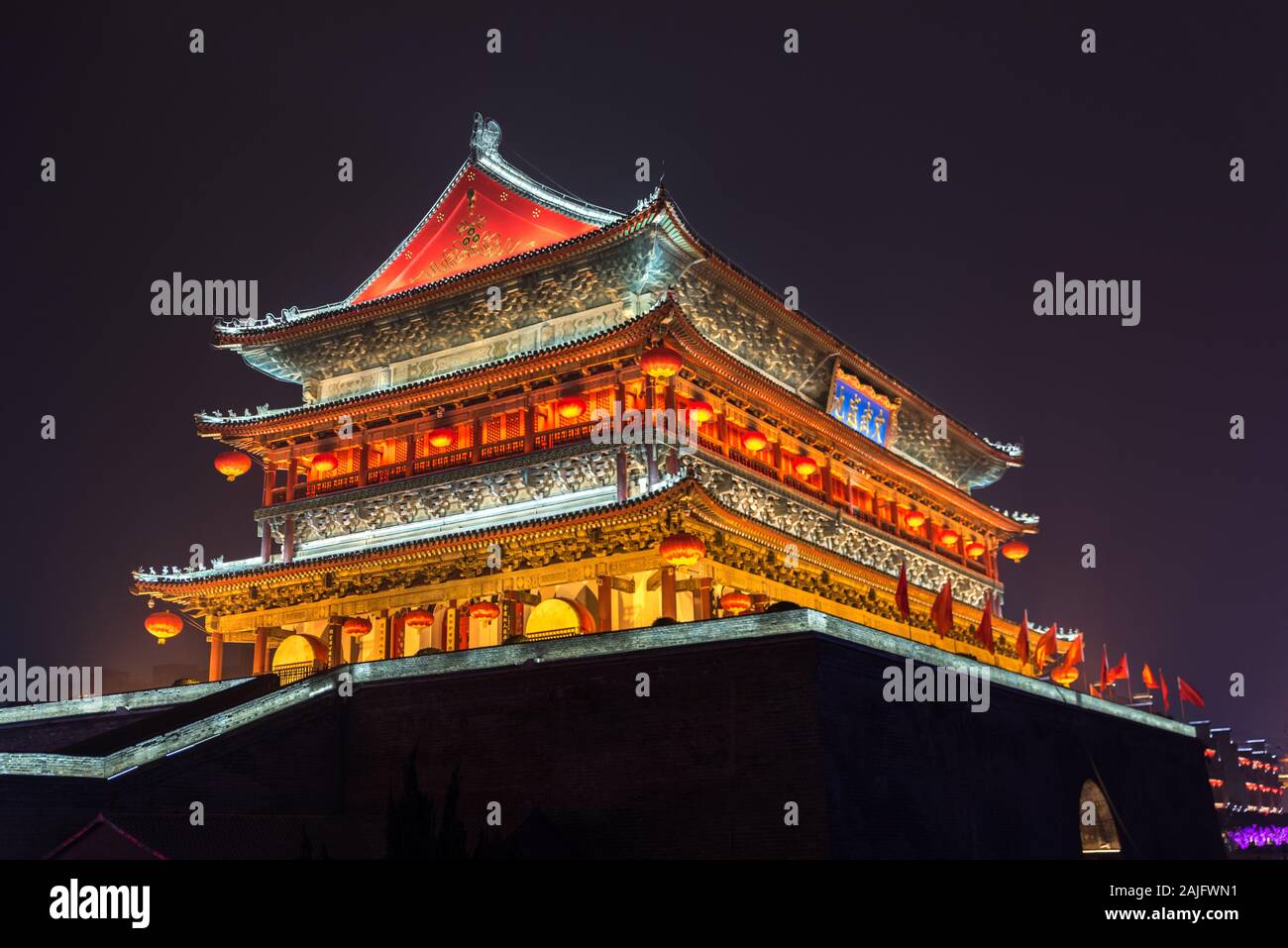 XI’an, Cina: Bellissima vista panoramica della Torre Del Tamburo di Xian illuminata di notte Foto Stock