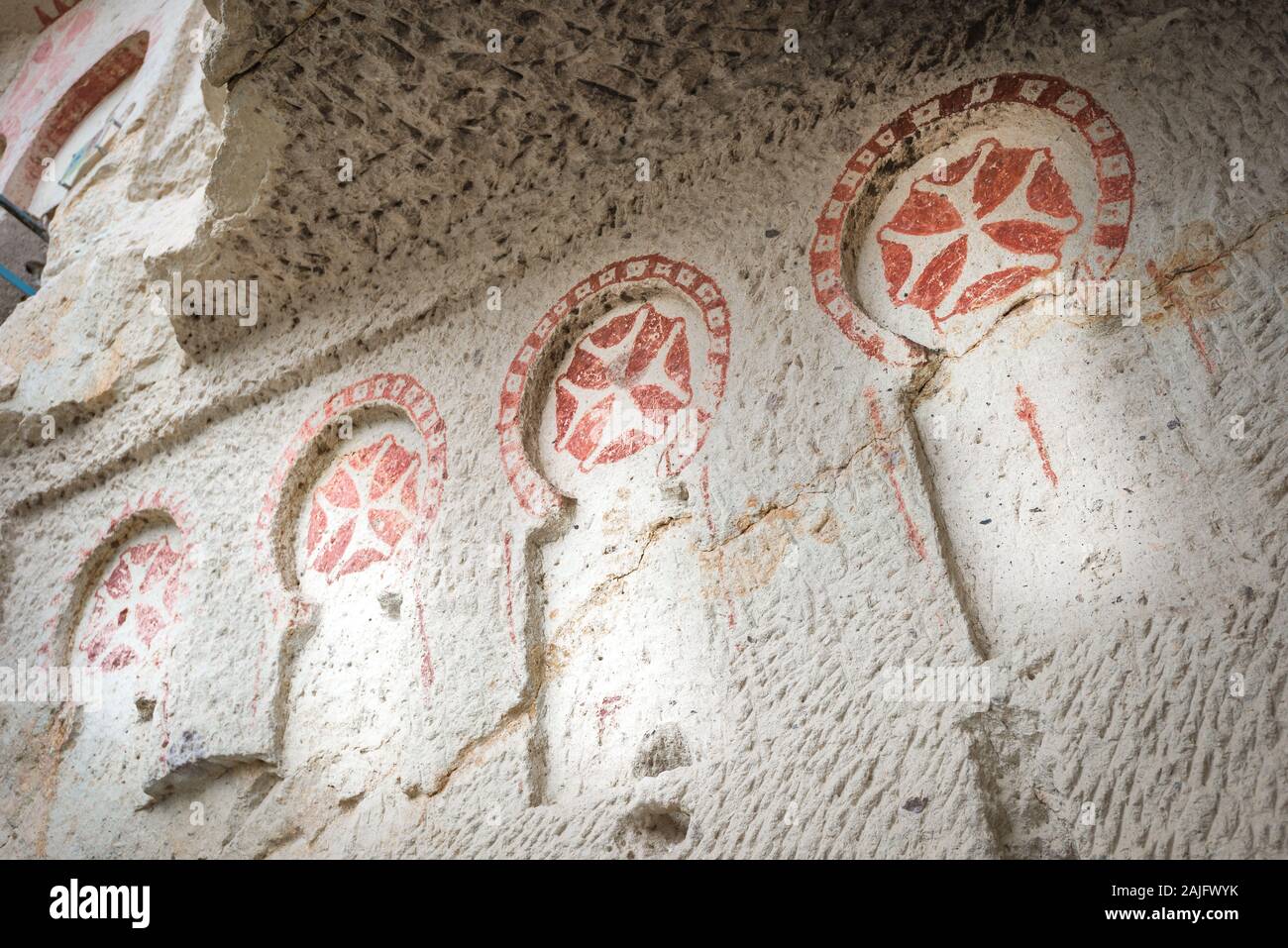 Decorazioni a croce paleocristiane Matlese su un muro nel Museo all'aperto di Goreme (sito patrimonio dell'umanità dell'UNESCO) in Cappadocia, Turchia Foto Stock
